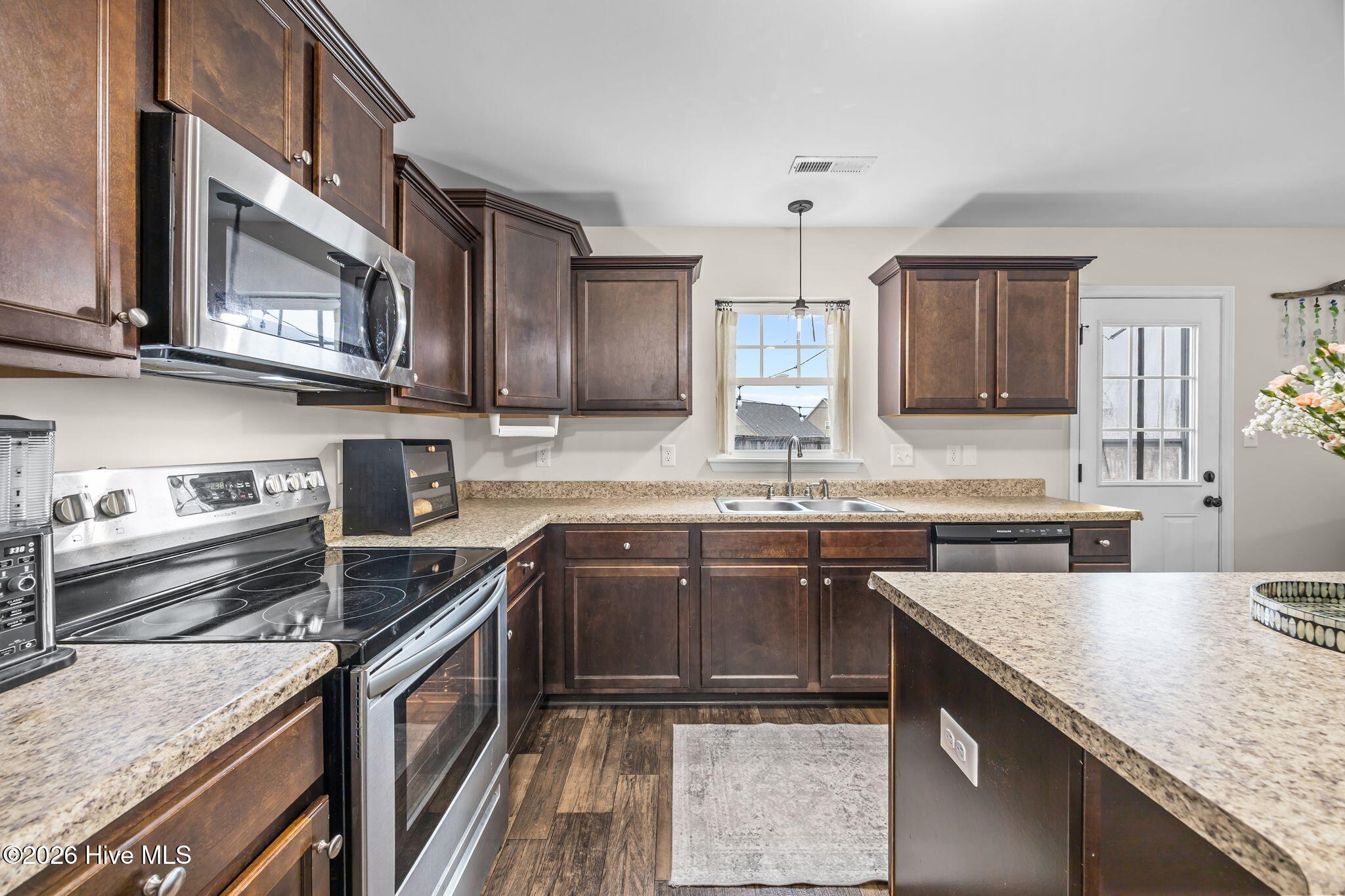 100558609 | Photo 14