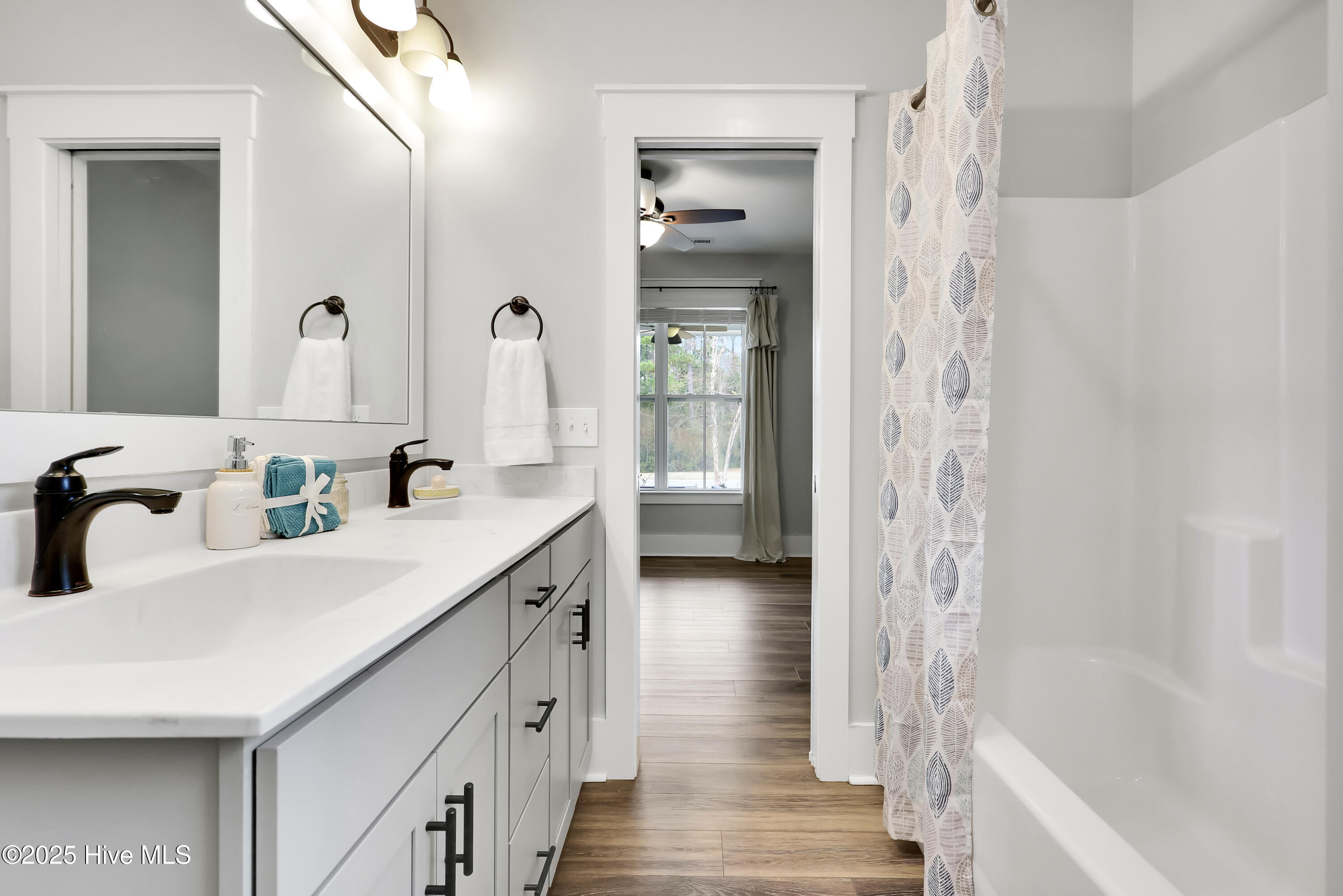 100544245 | Photo 33