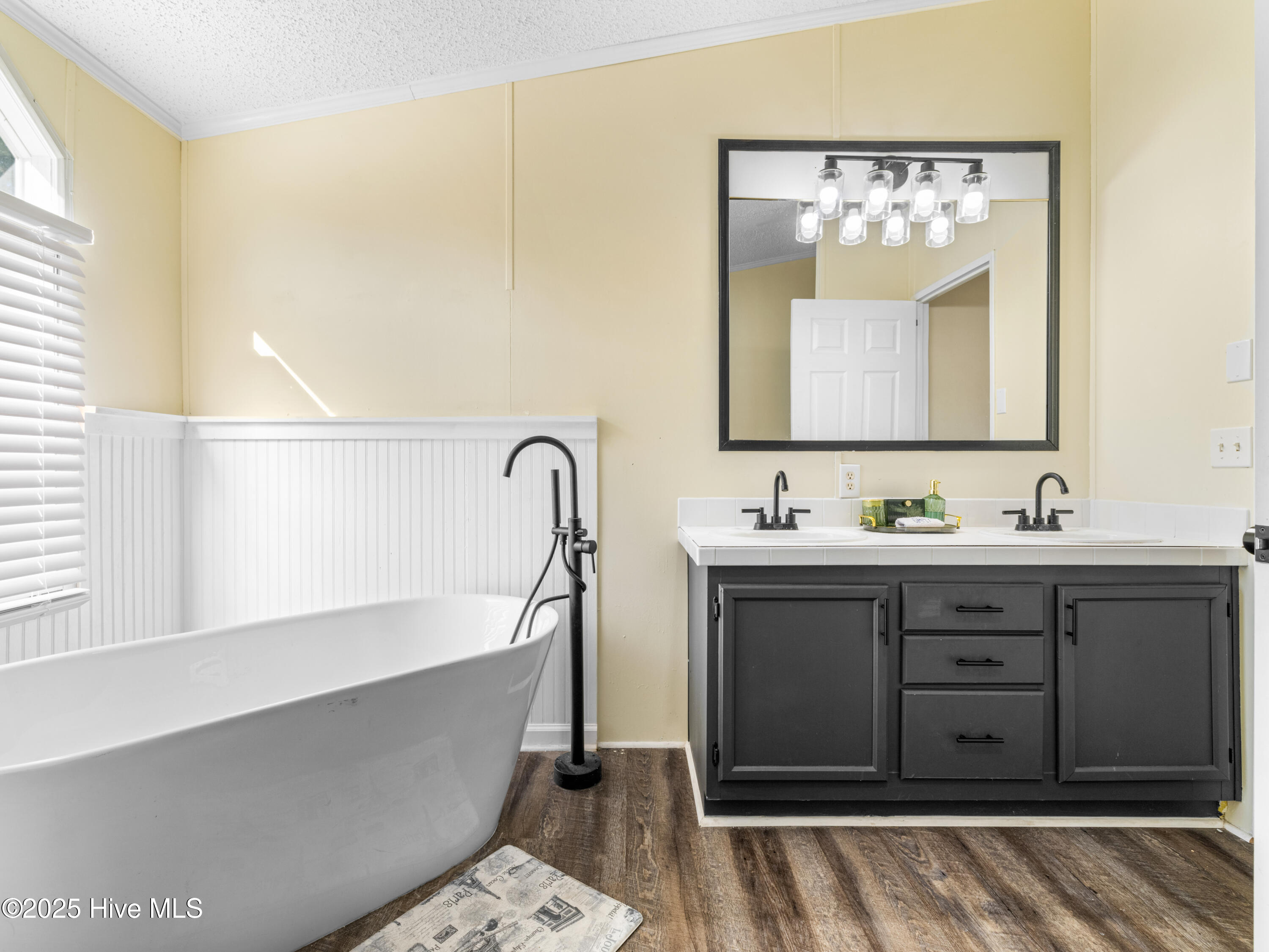 100540090 | Photo 33