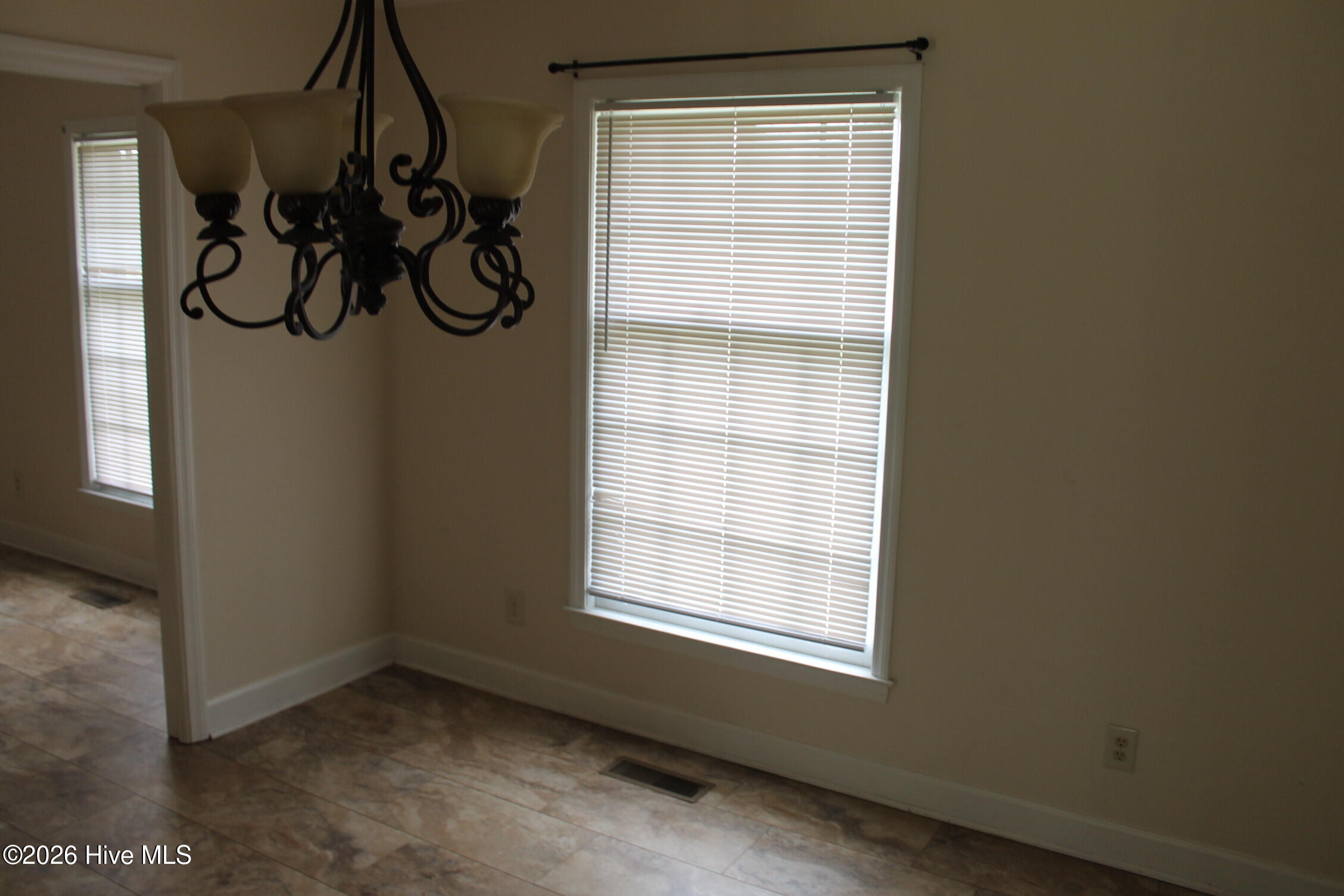 100565627 | Photo 28