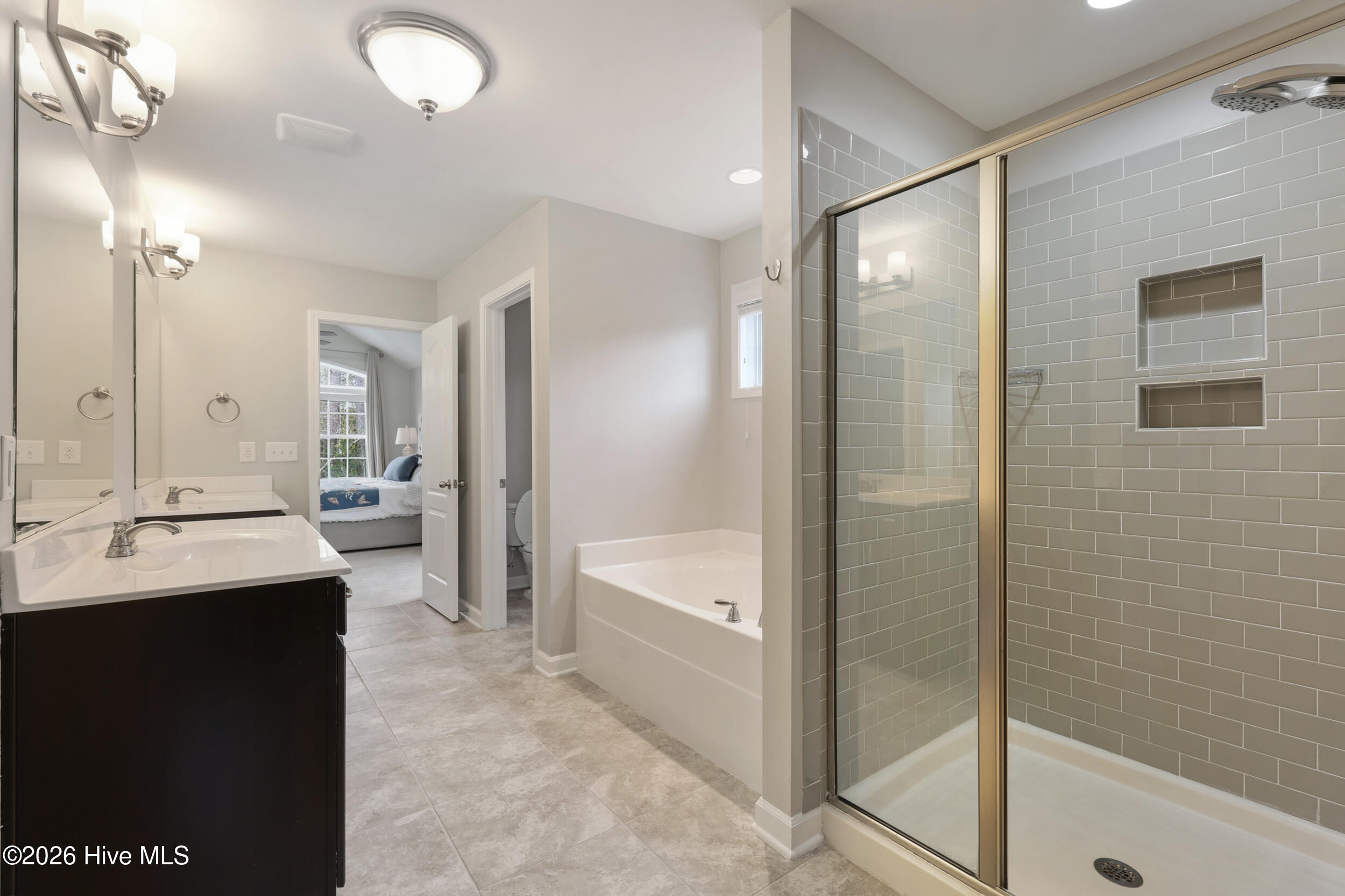 100562179 | Photo 33