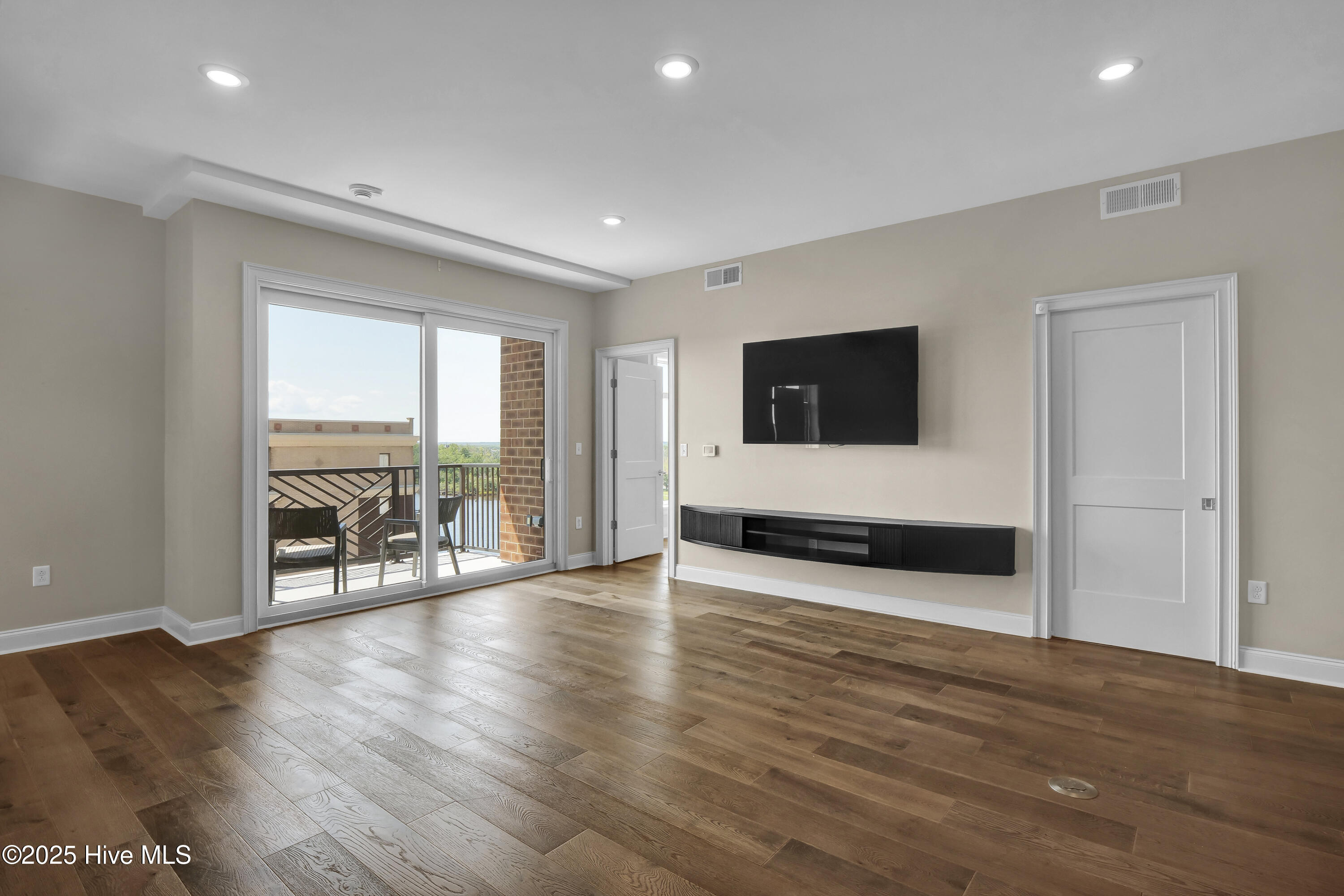 100526322 | Photo 55