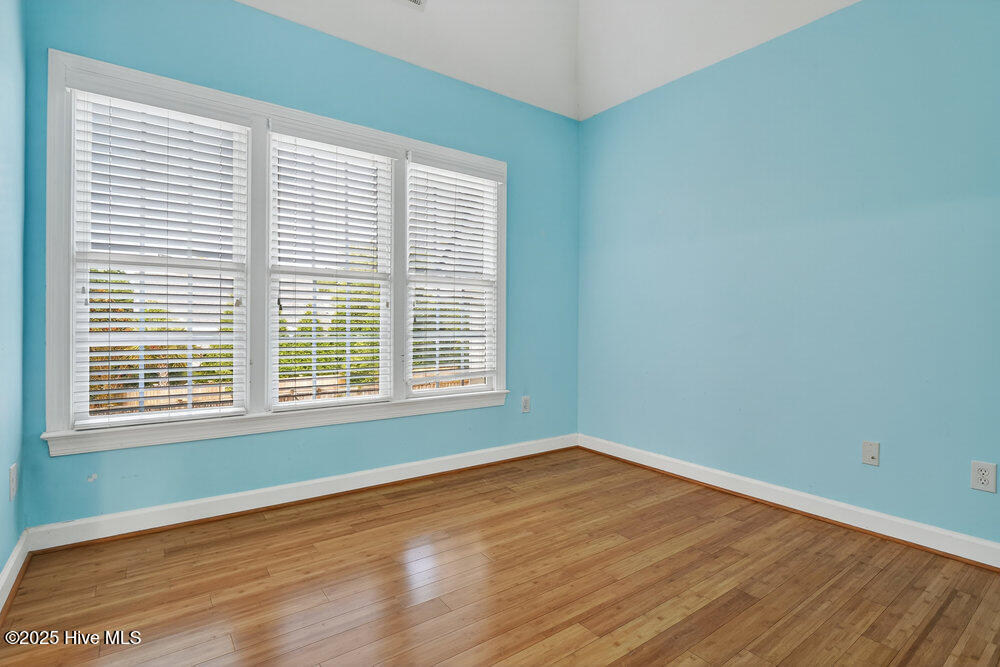 100526885 | Photo 18