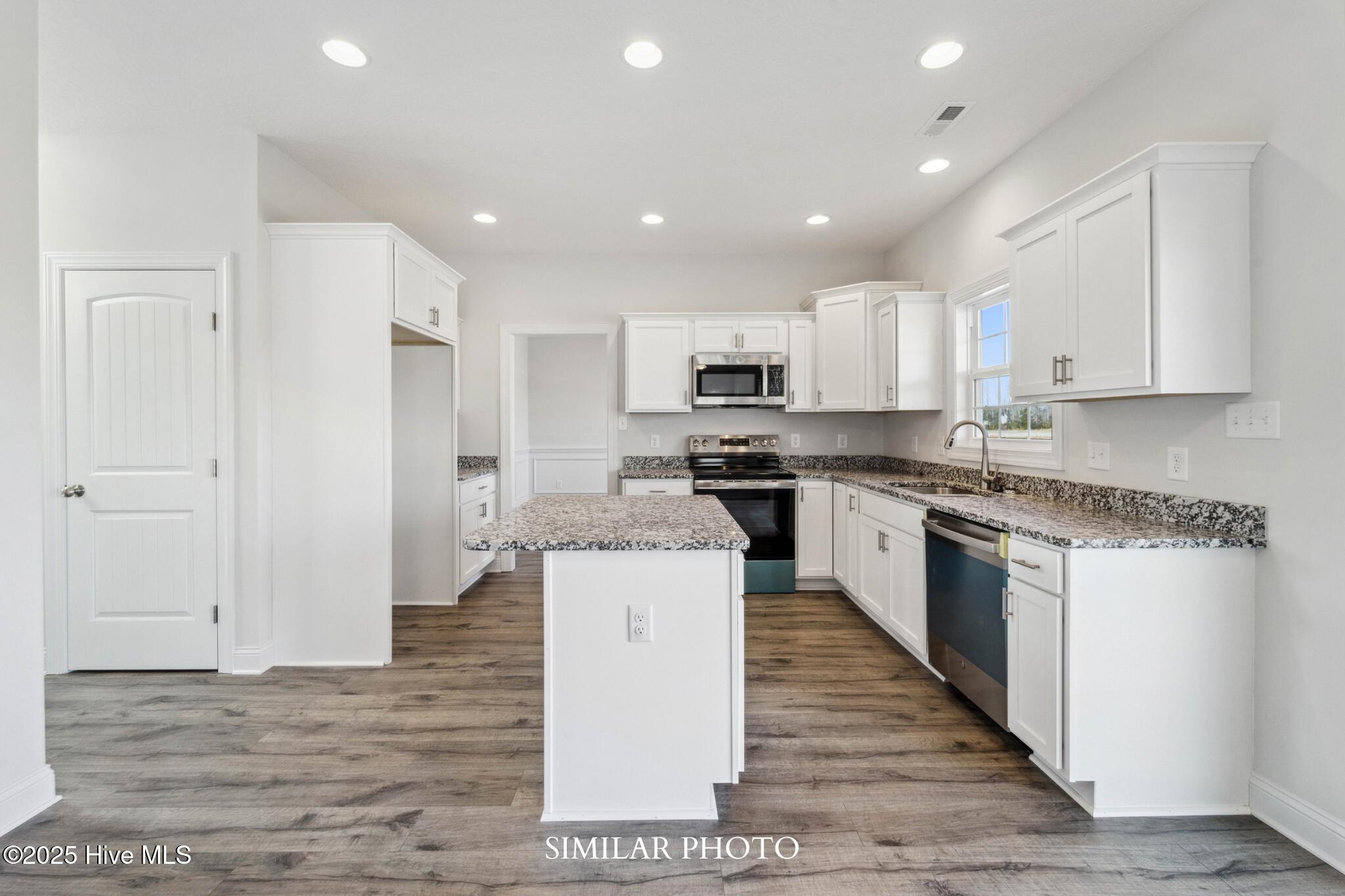 100542065 | Photo 15