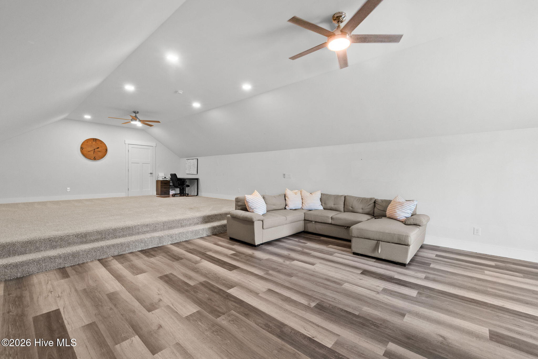 100569675 | Photo 41