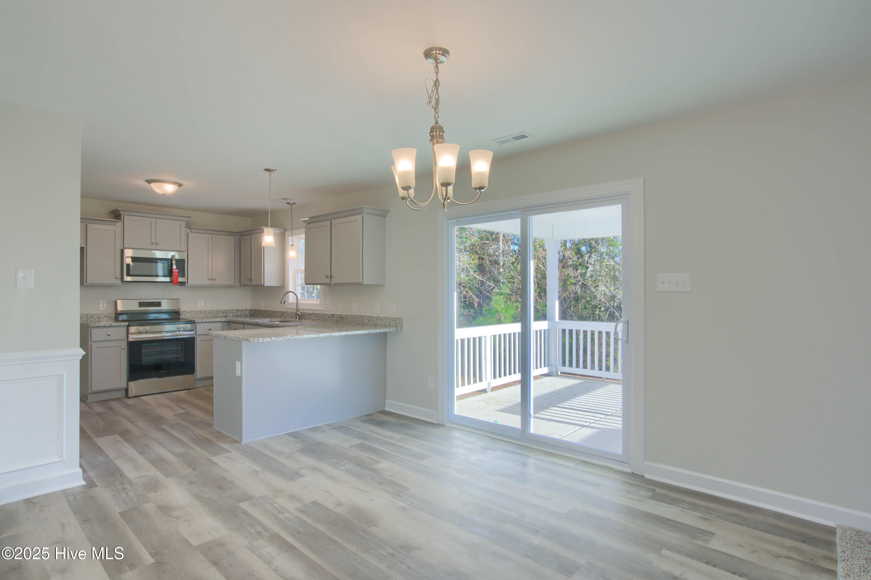 100527048 | Photo 16