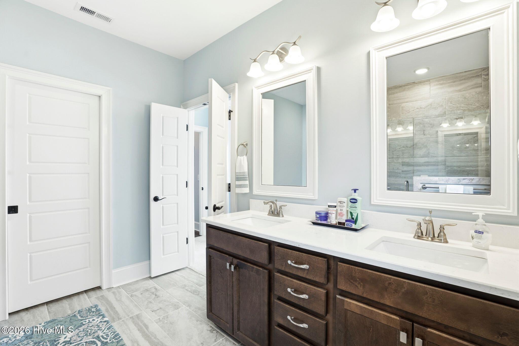 100563087 | Photo 22