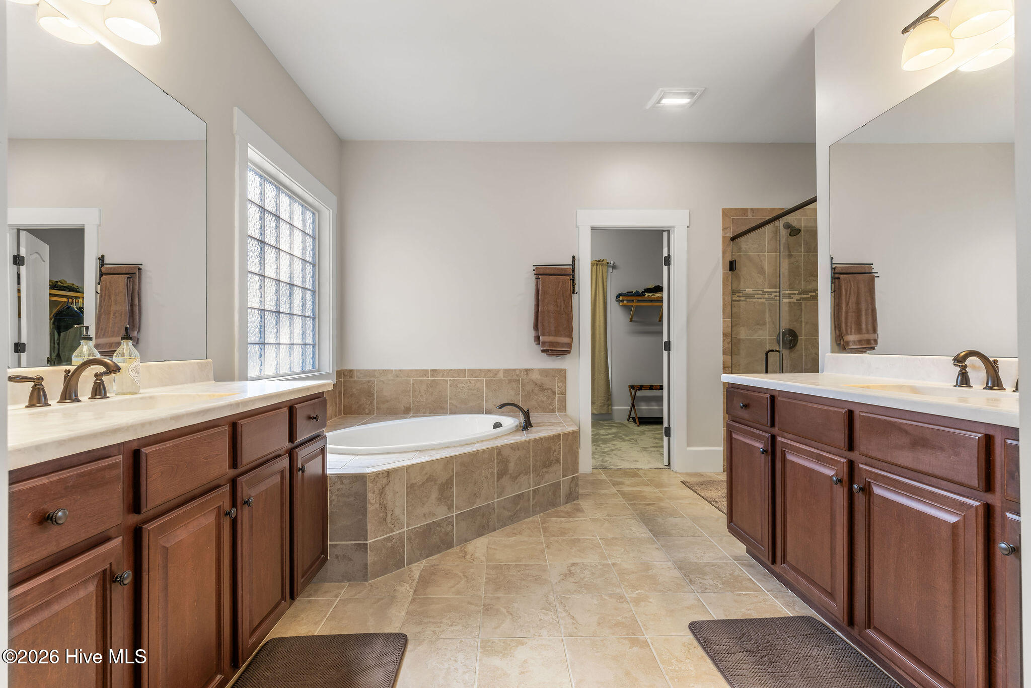 100548590 | Photo 23