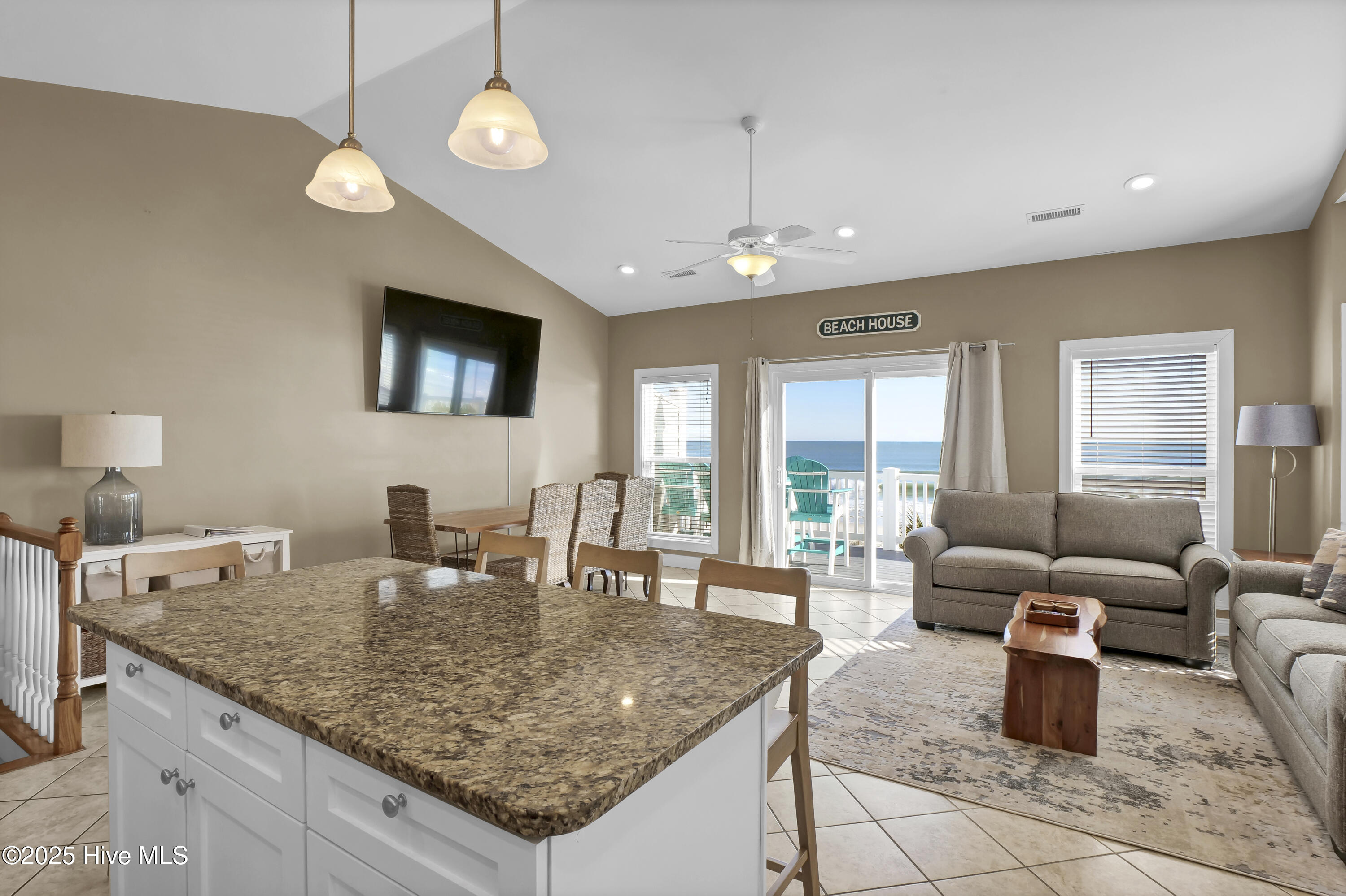 100535272 | Photo 45