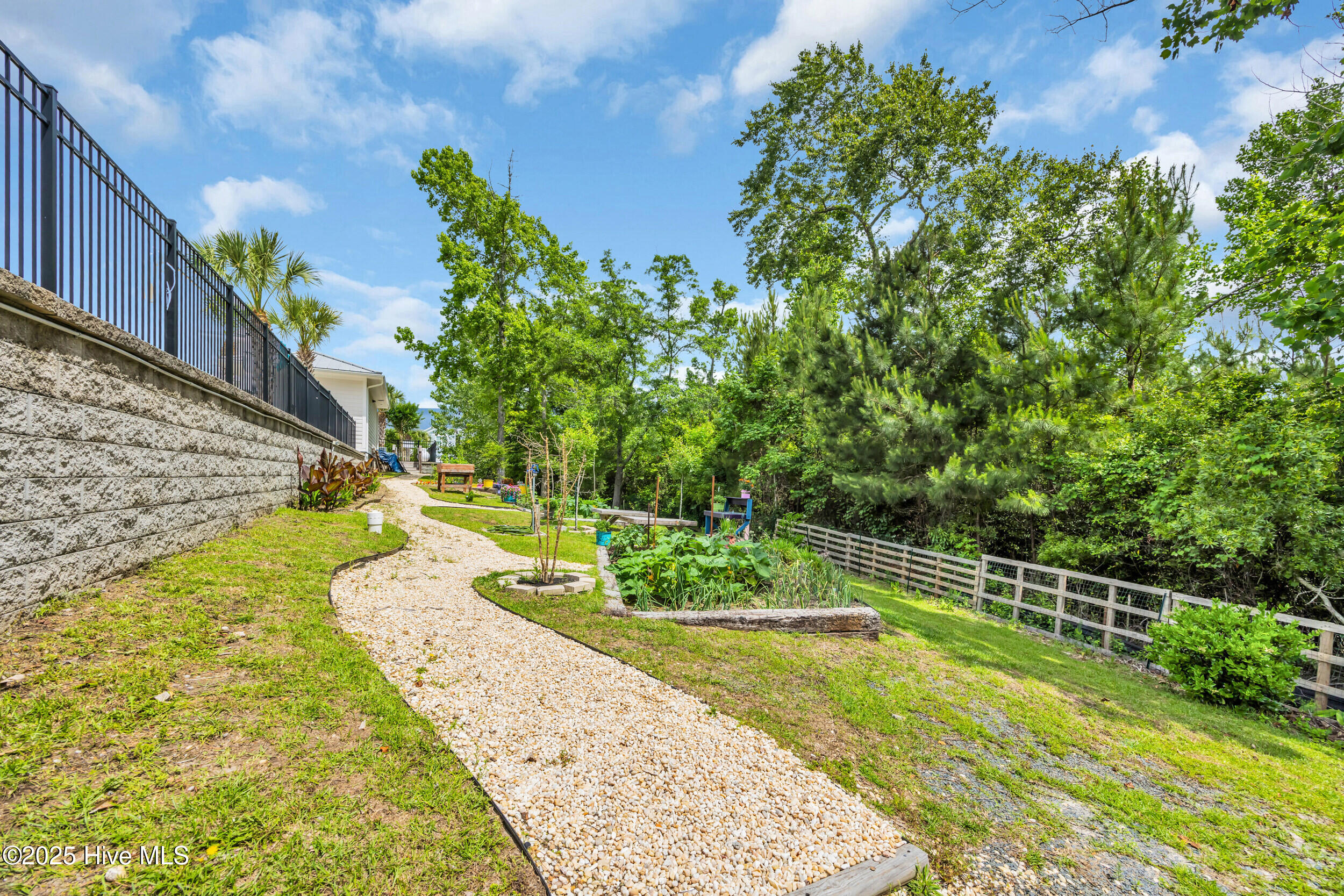 100547988 | Photo 39