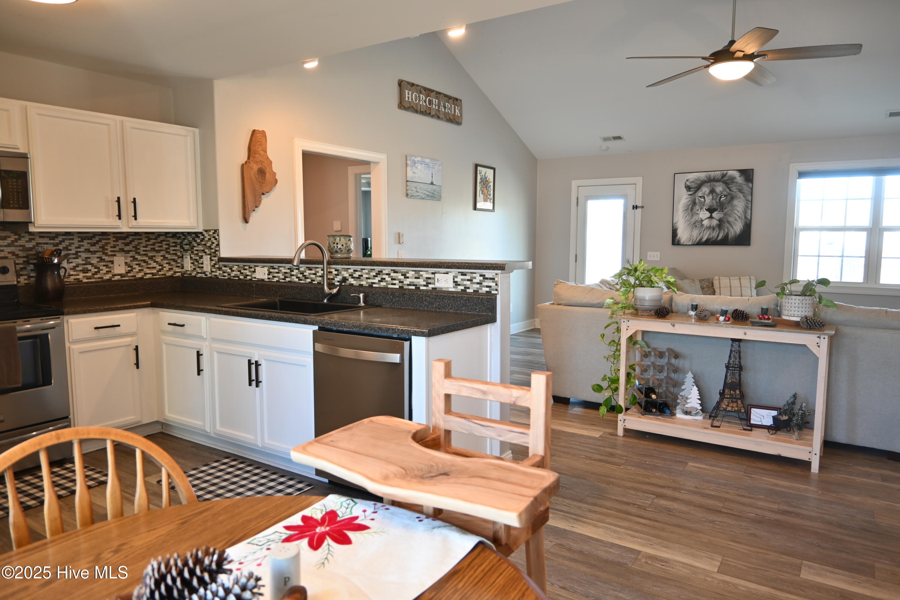 100547173 | Photo 18