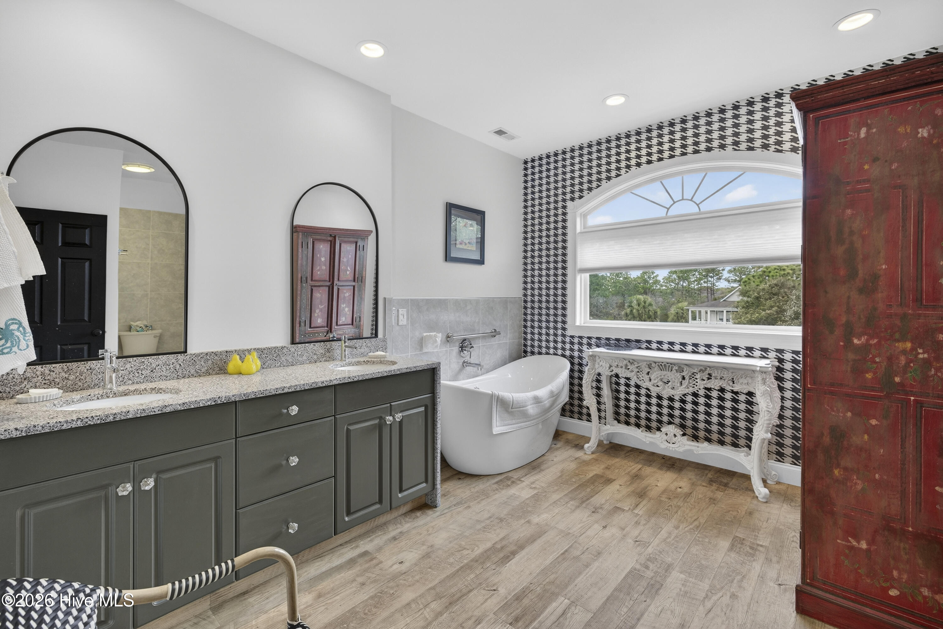 100557060 | Photo 36