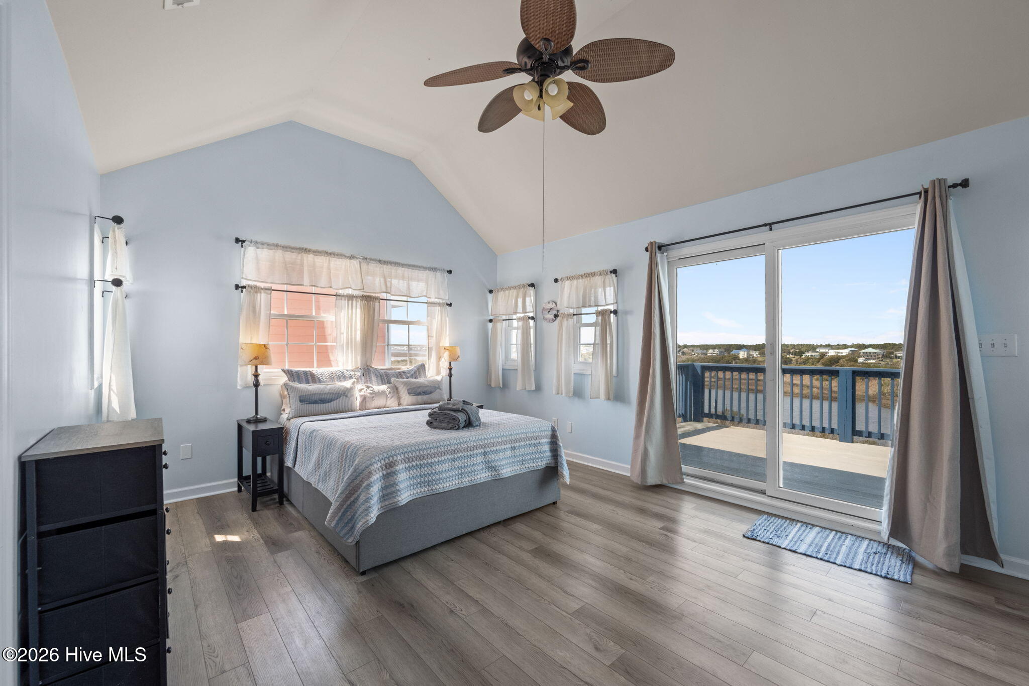 100560162 | Photo 22