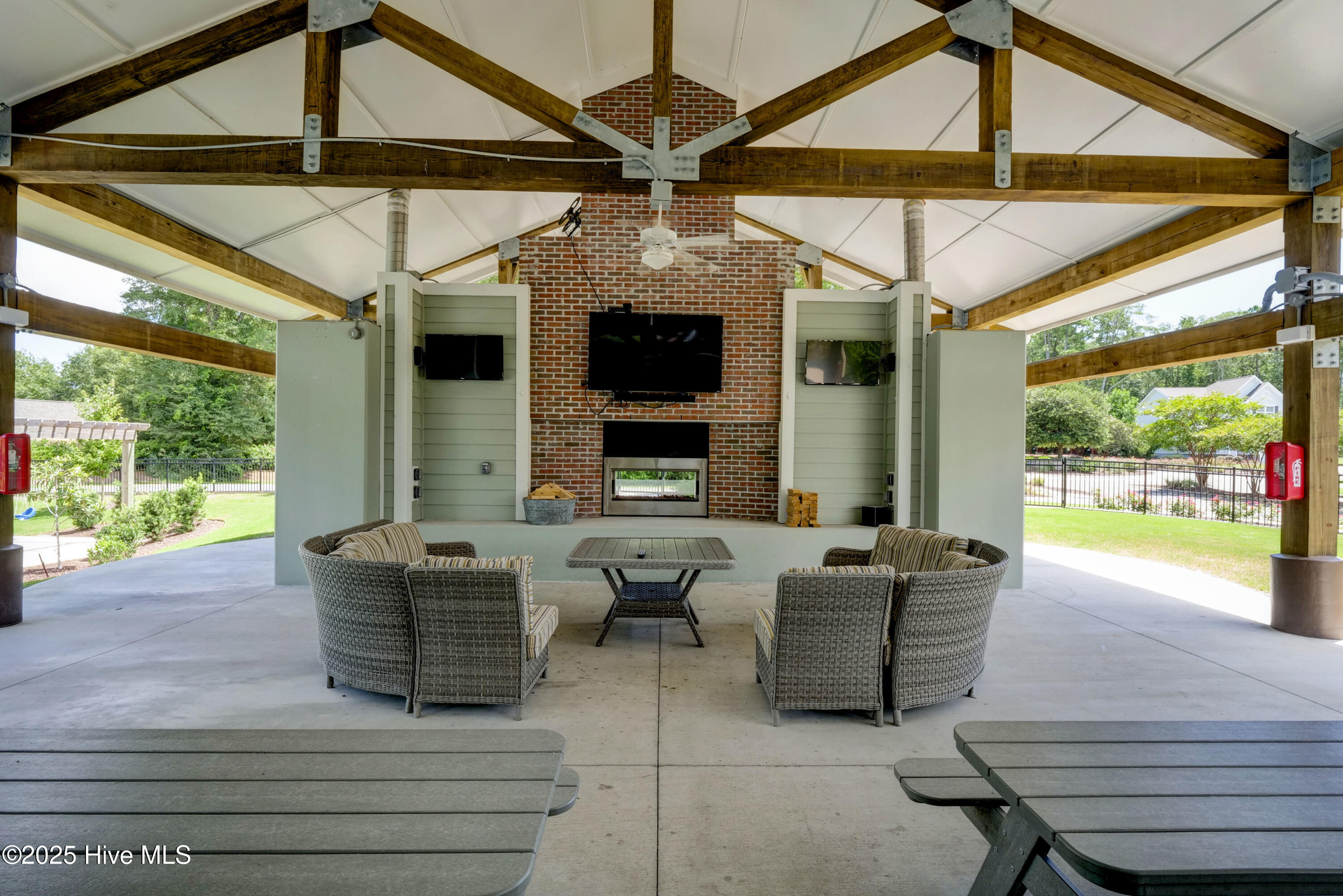 100538990 | Photo 35