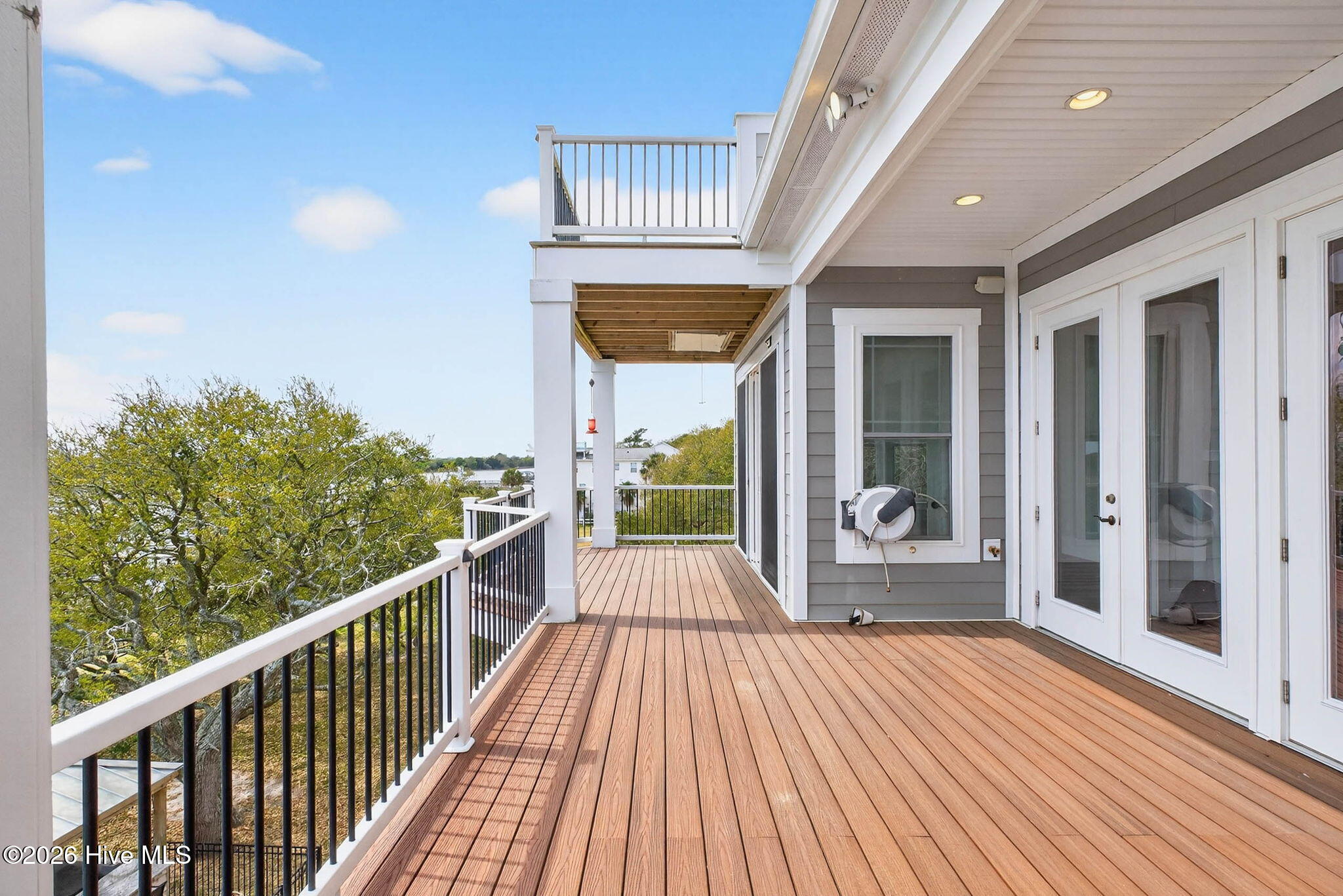 100563982 | Photo 39