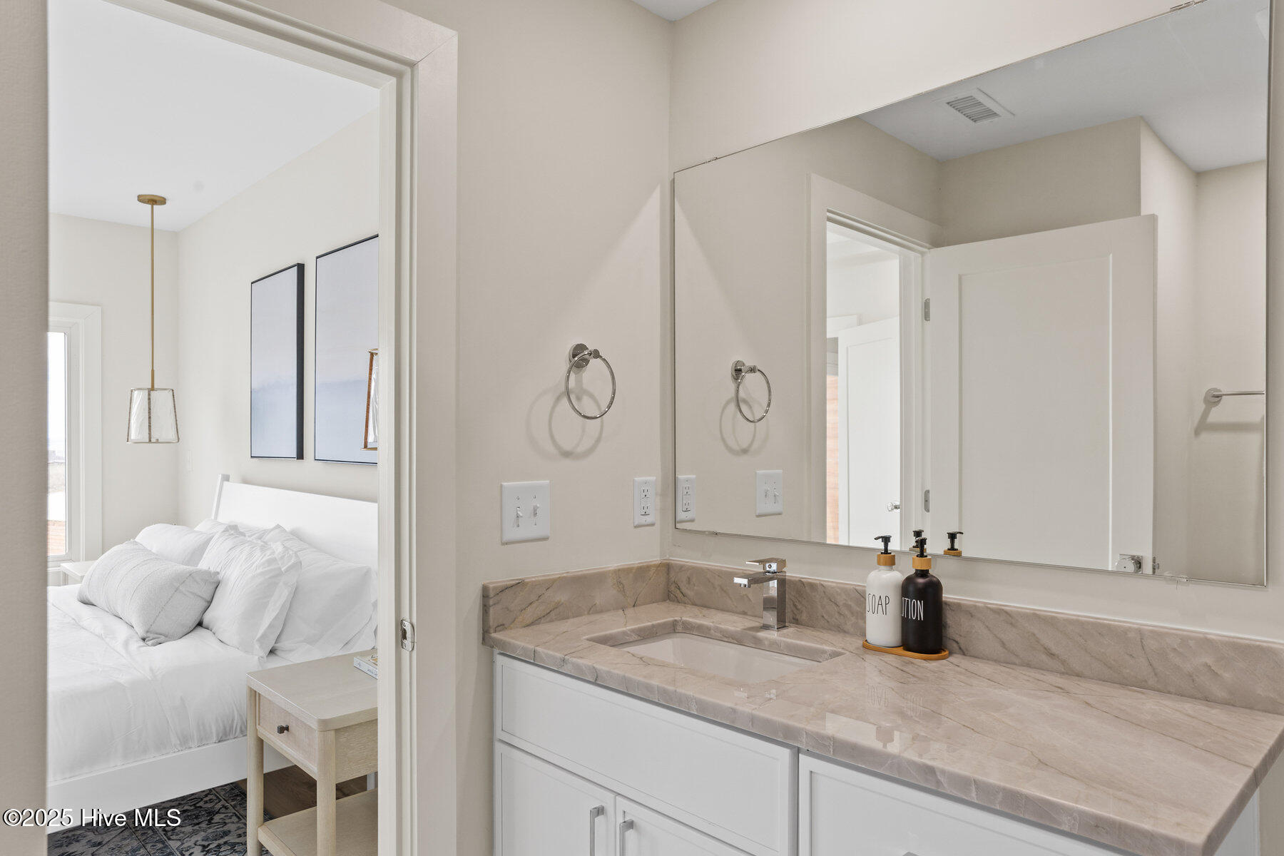 100523205 | Photo 22