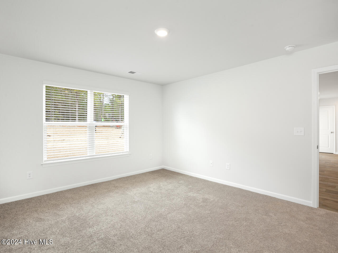 100533590 | Photo 14