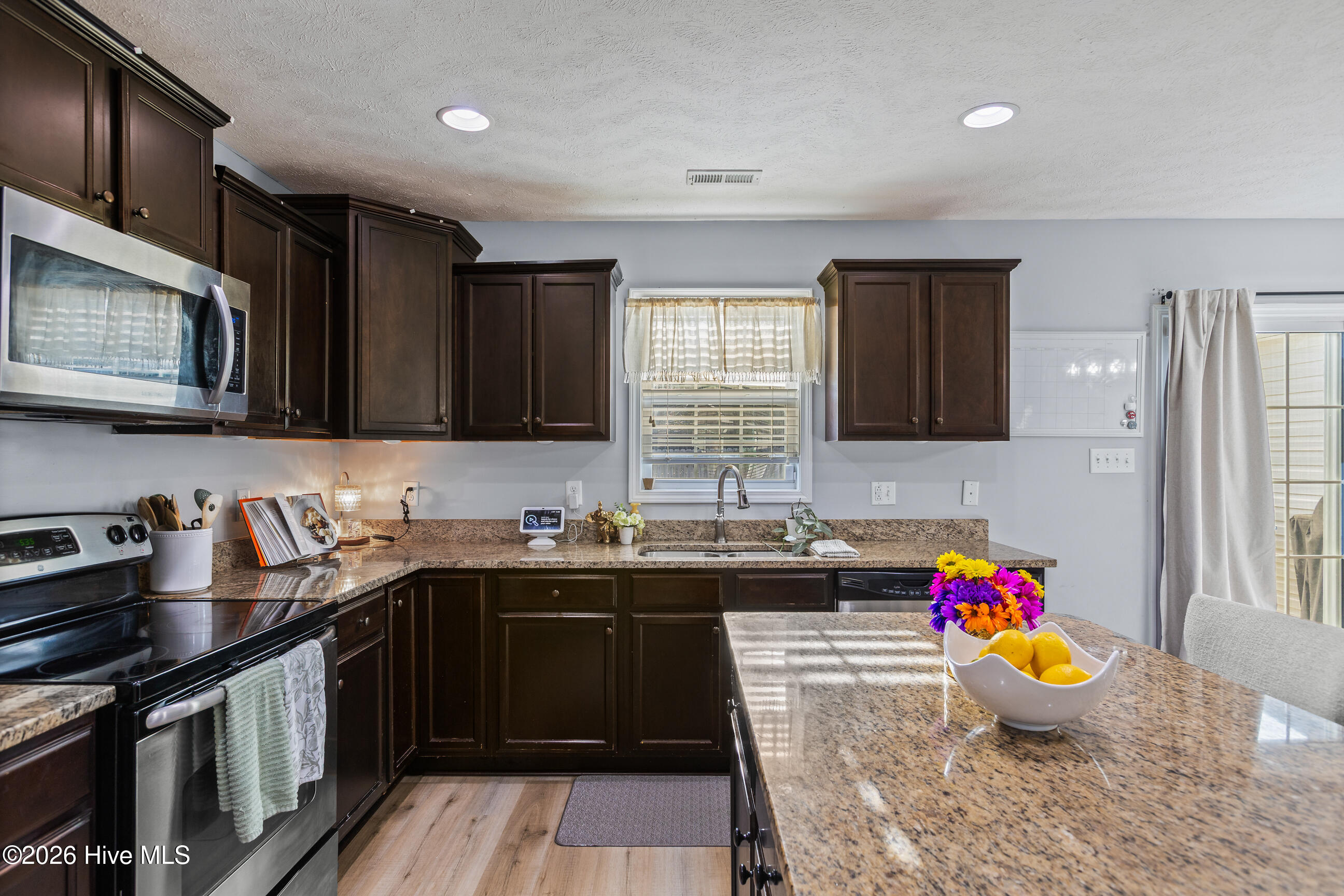 100563260 | Photo 16