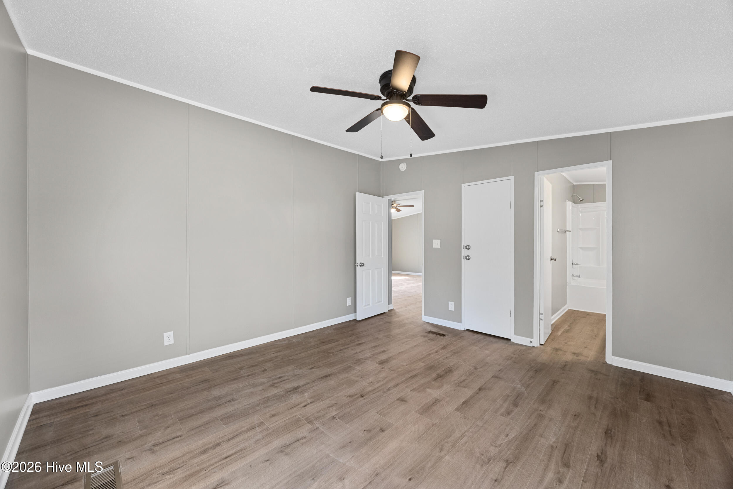 100560049 | Photo 15