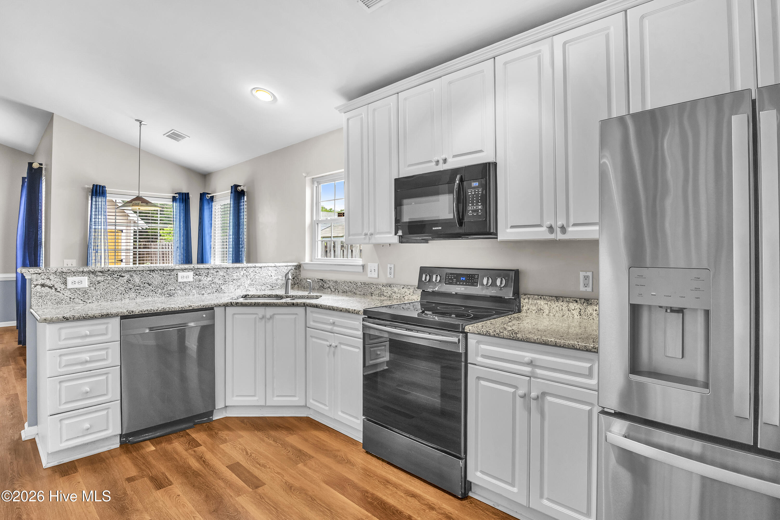 100560677 | Photo 14