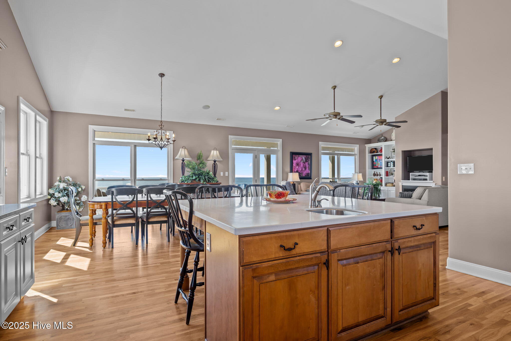 100531383 | Photo 16