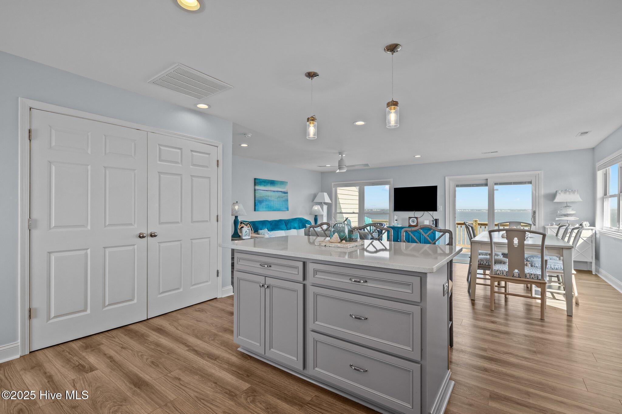 100563008 | Photo 22