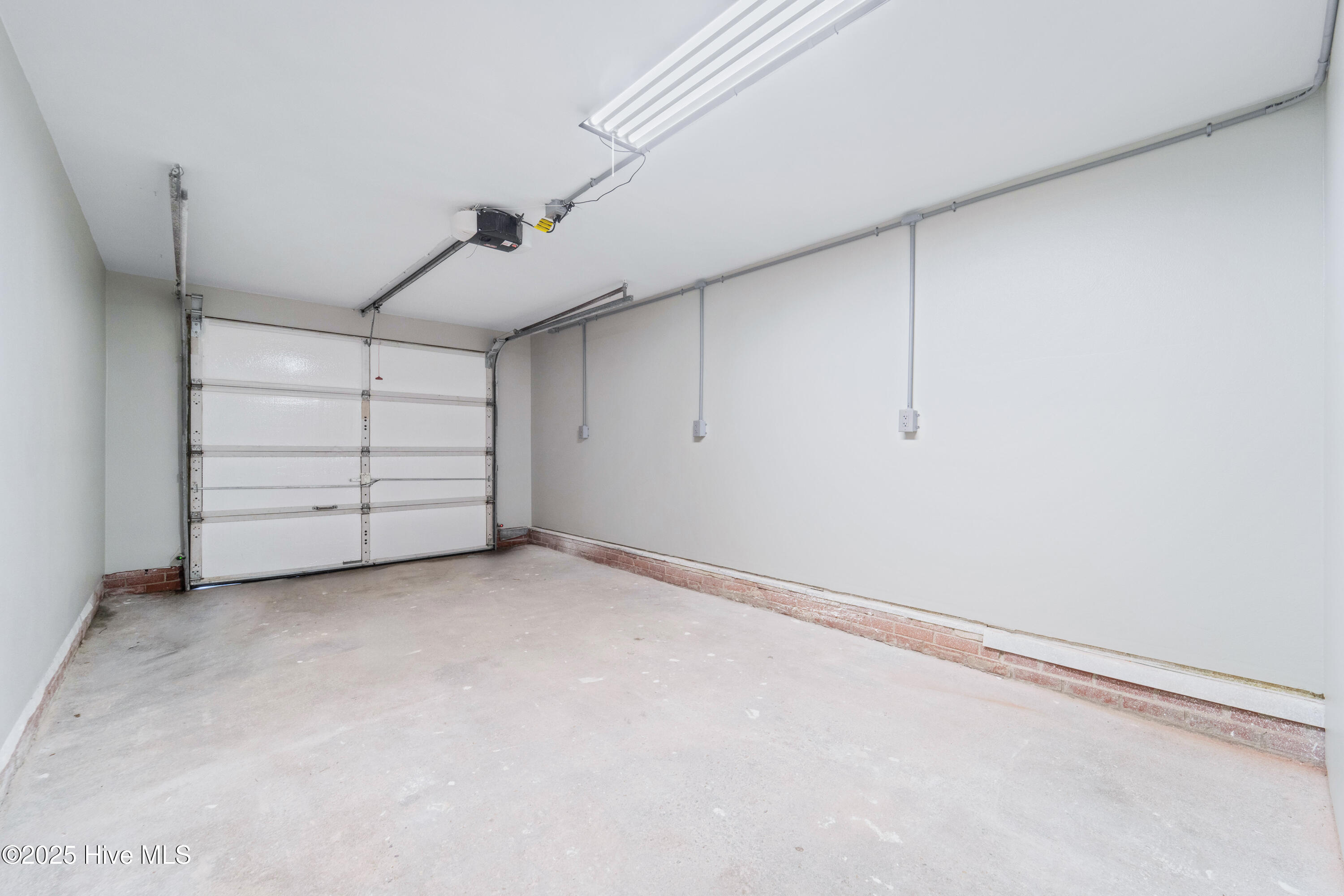 100546439 | Photo 16