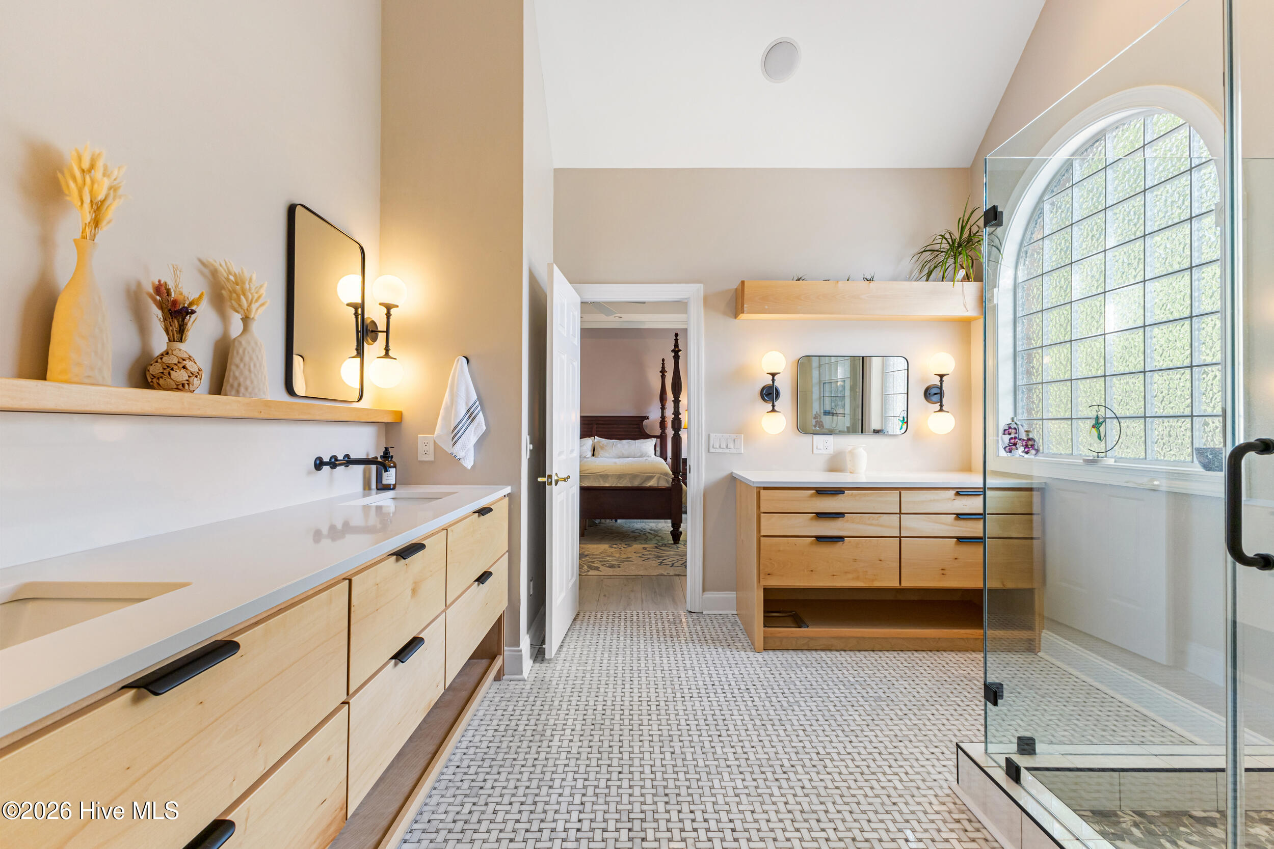 100568239 | Photo 13