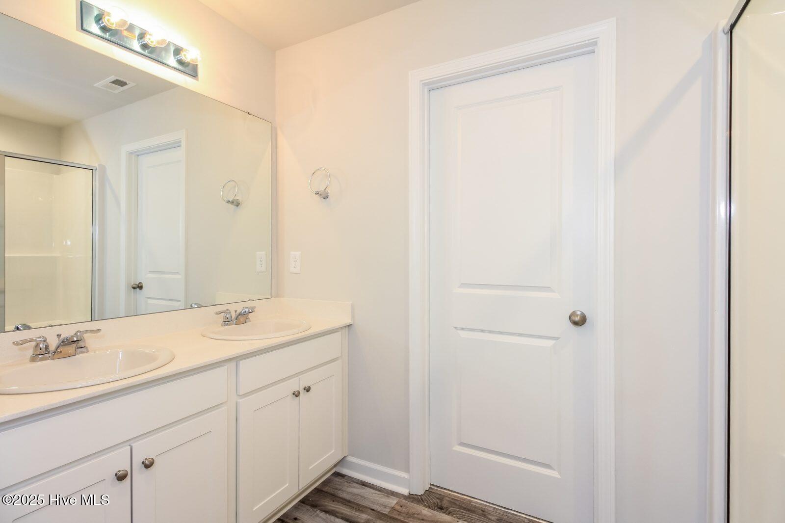 010-photo-main-bathroom-12719856 (1)