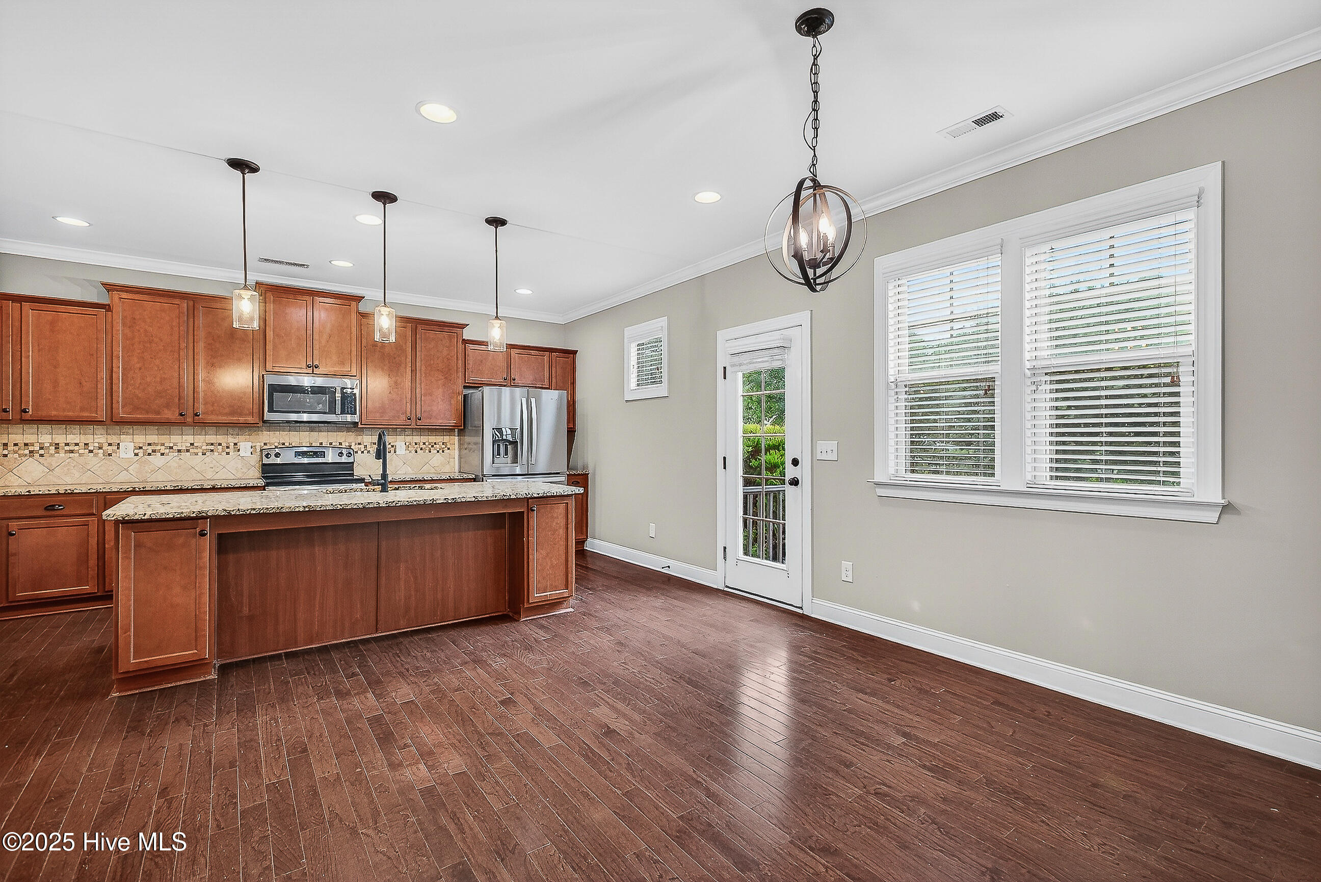 100534677 | Photo 18