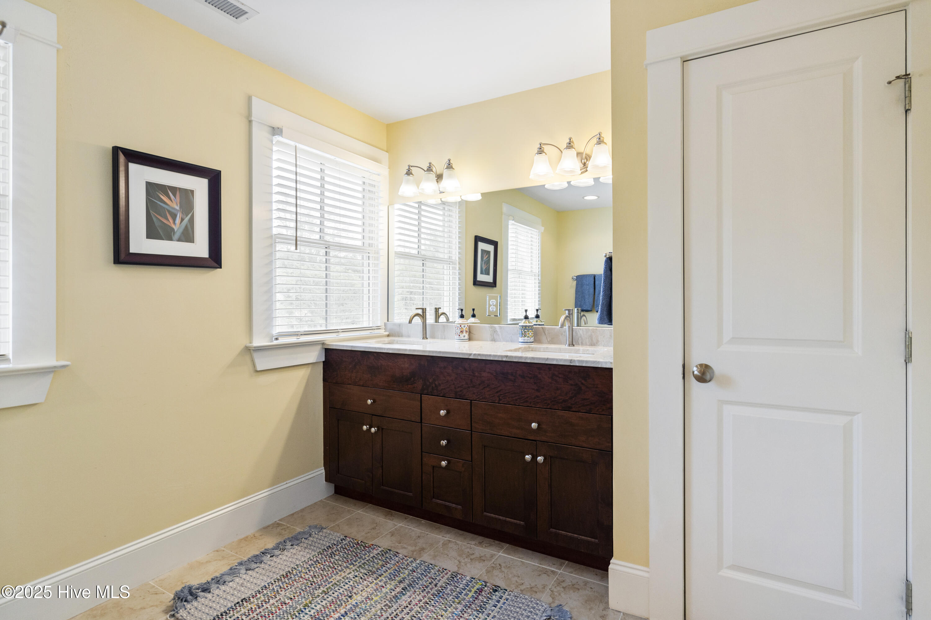 100545789 | Photo 33