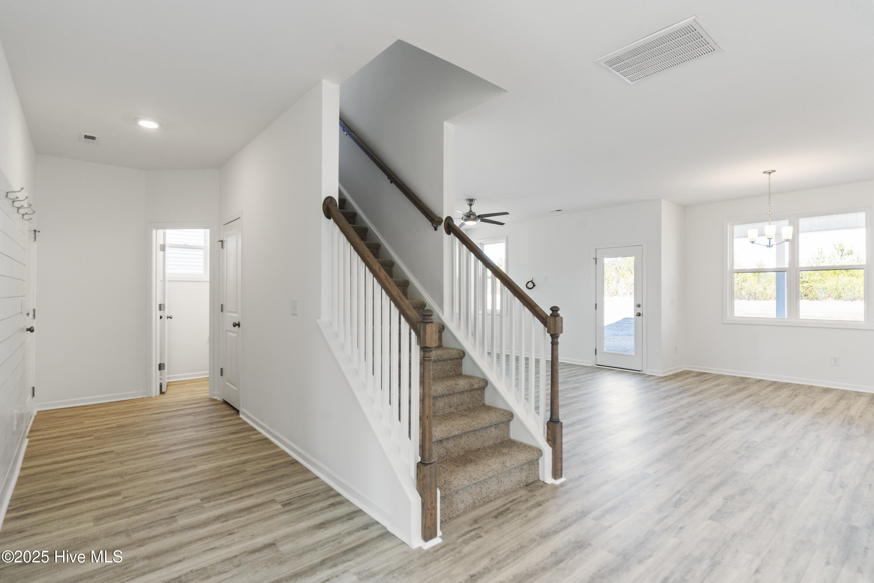 100550382 | Photo 25