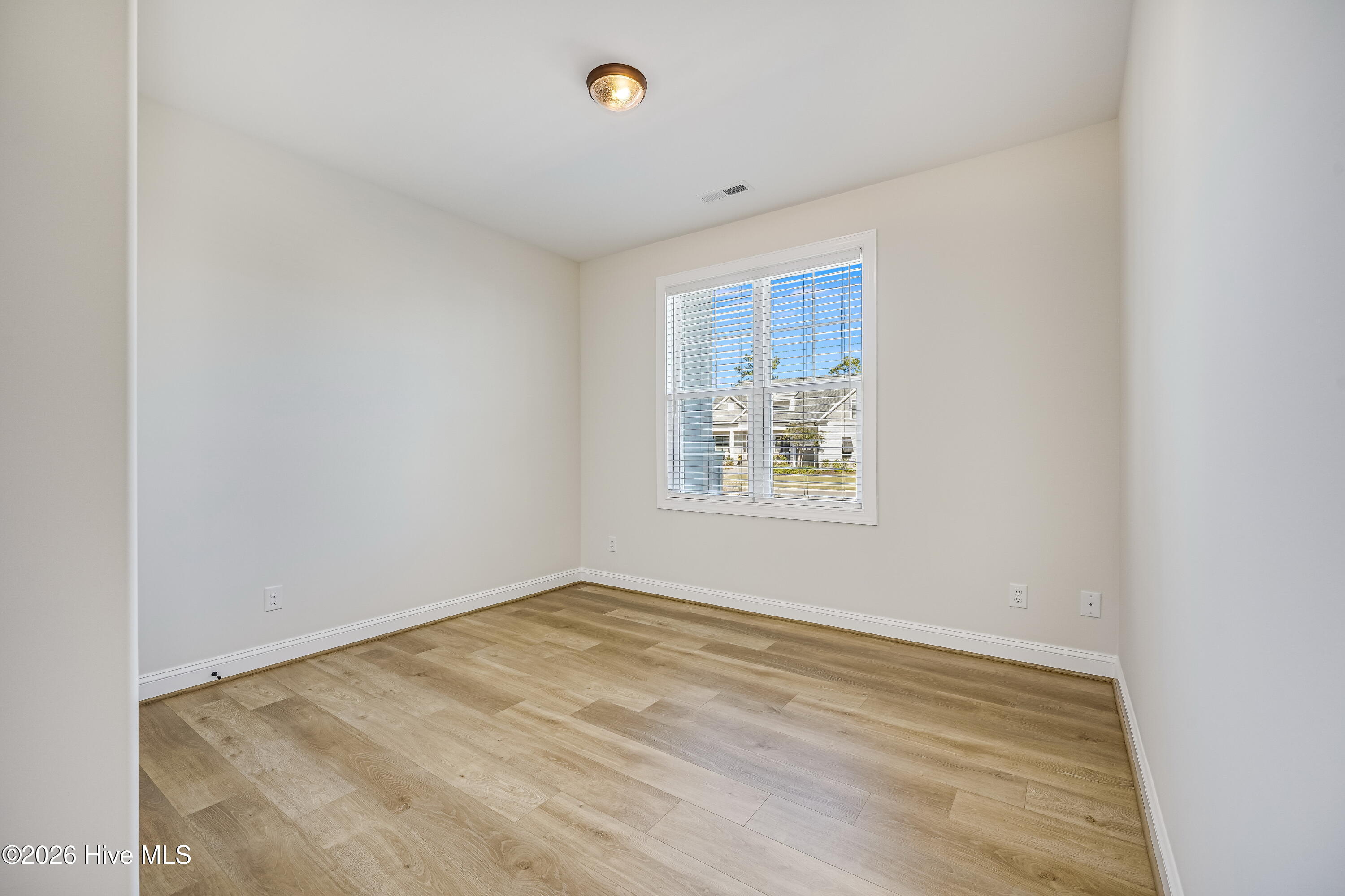 100564282 | Photo 28