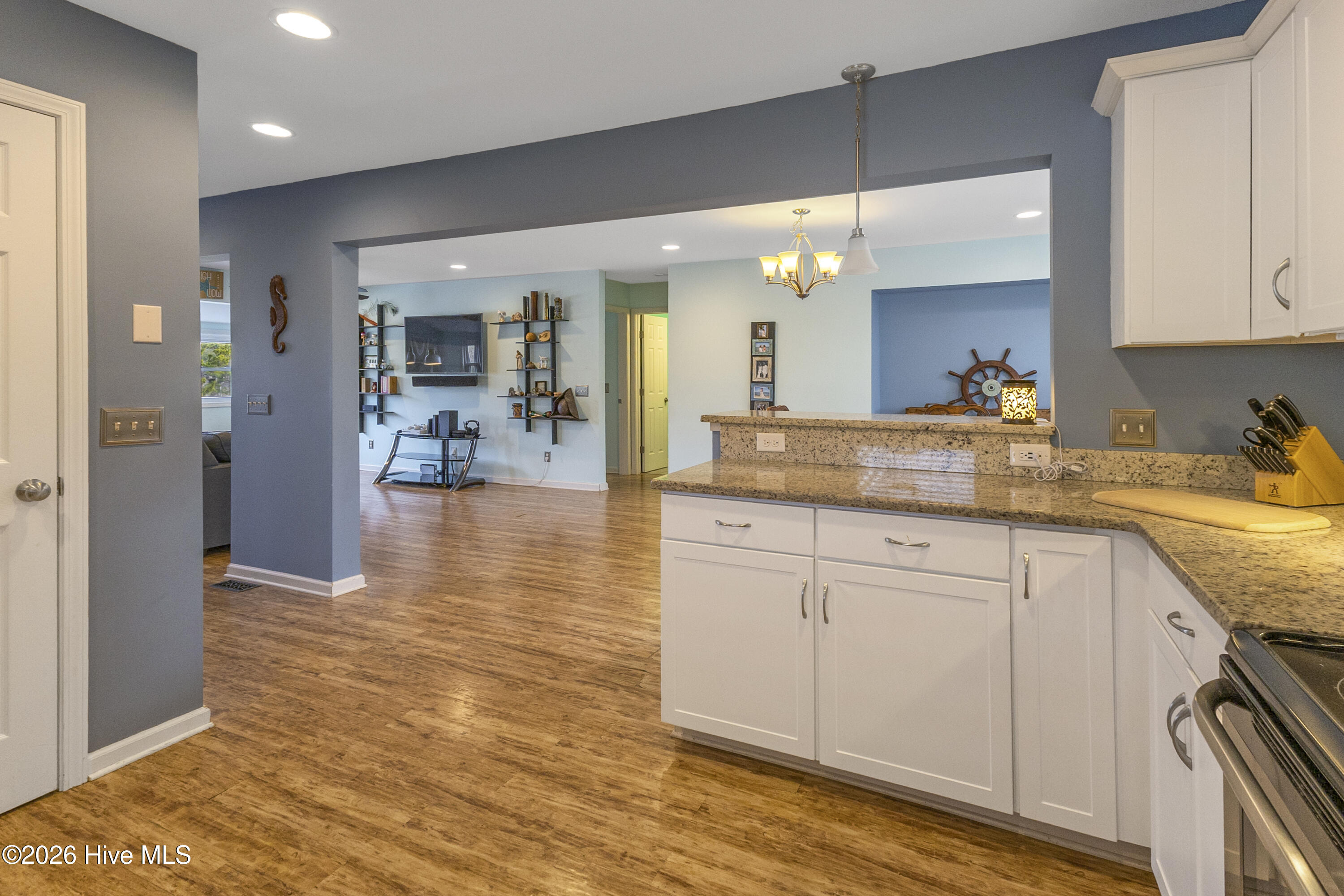 100550645 | Photo 12