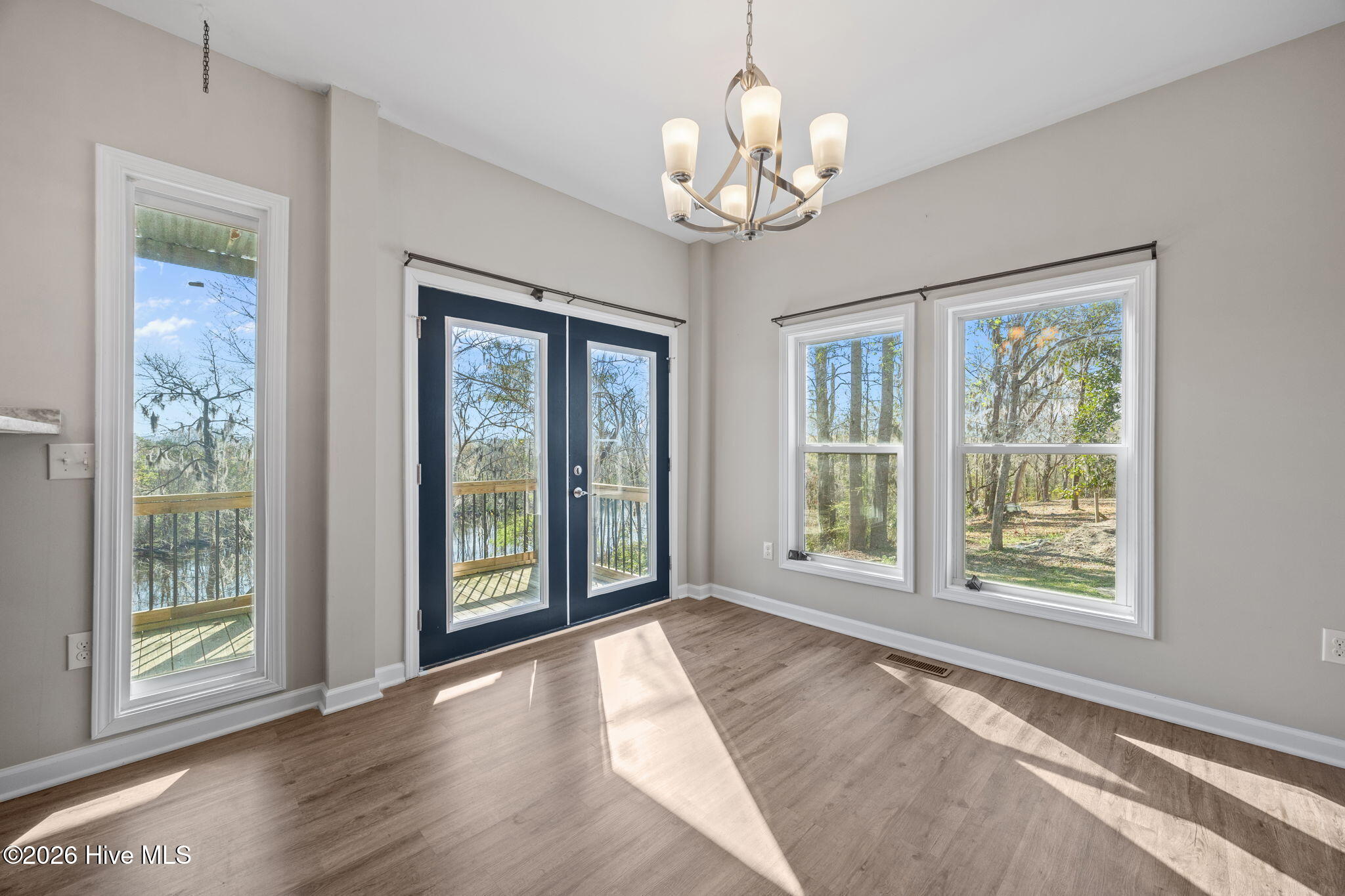 100562529 | Photo 14