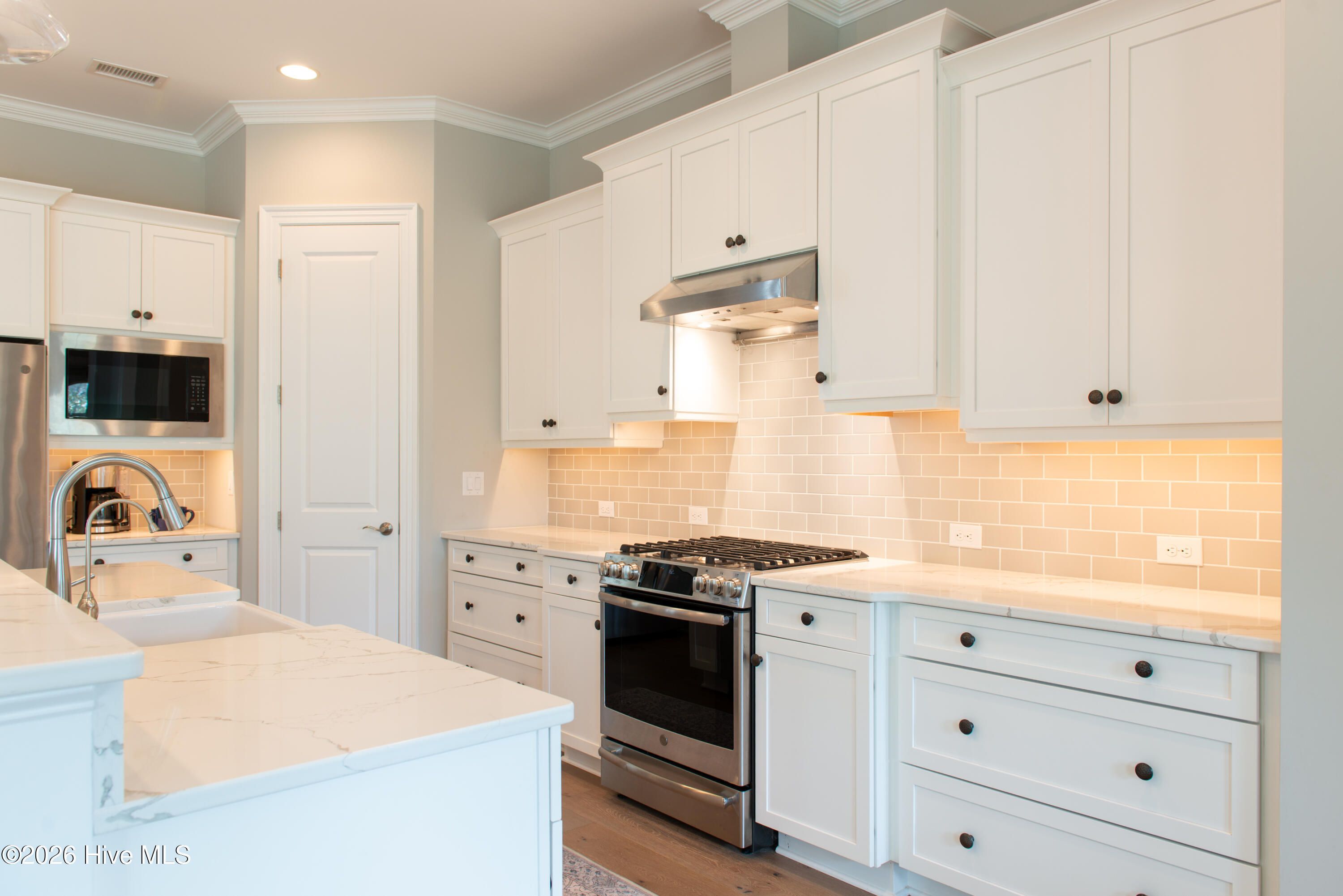 100560299 | Photo 32