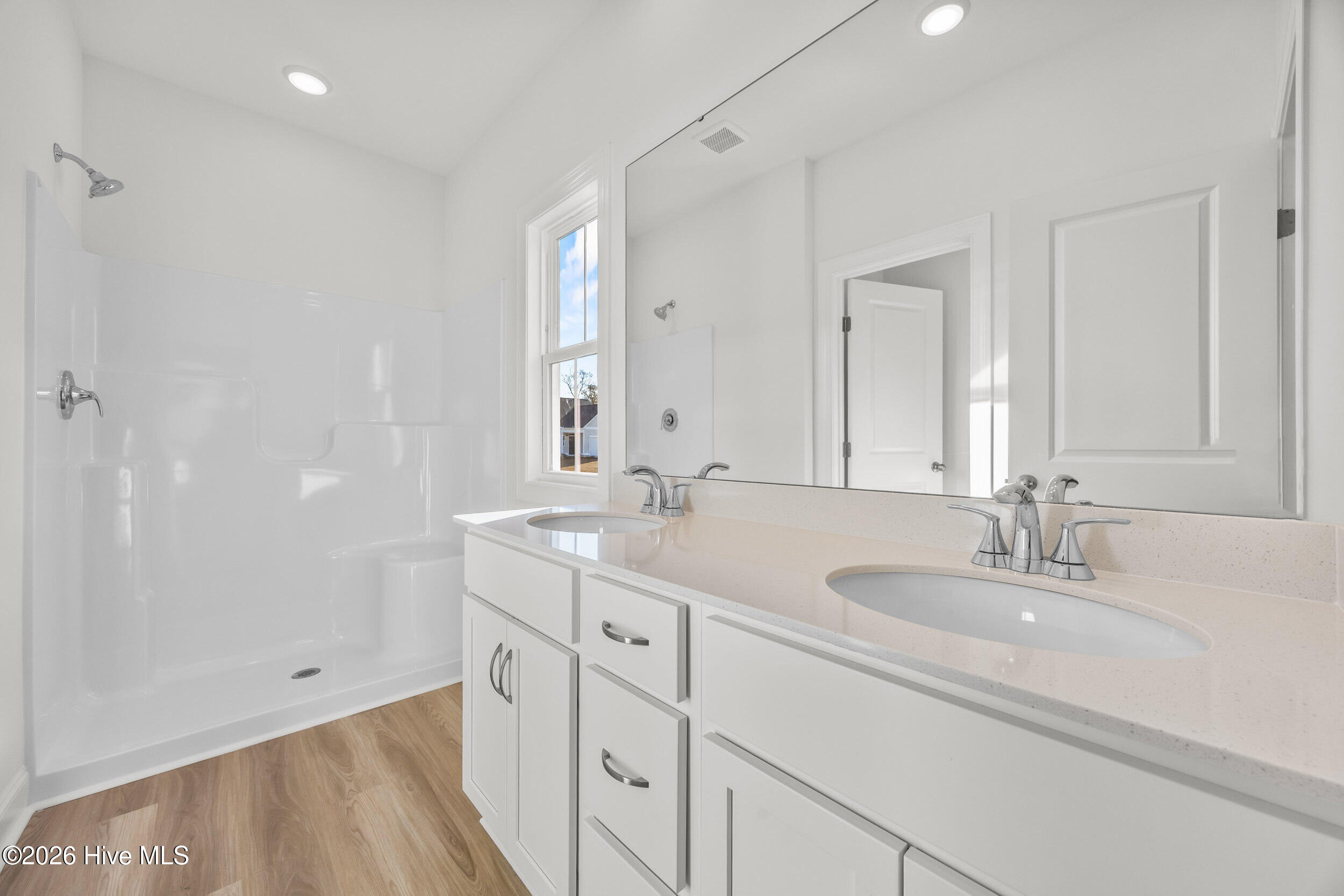 100549370 | Photo 25