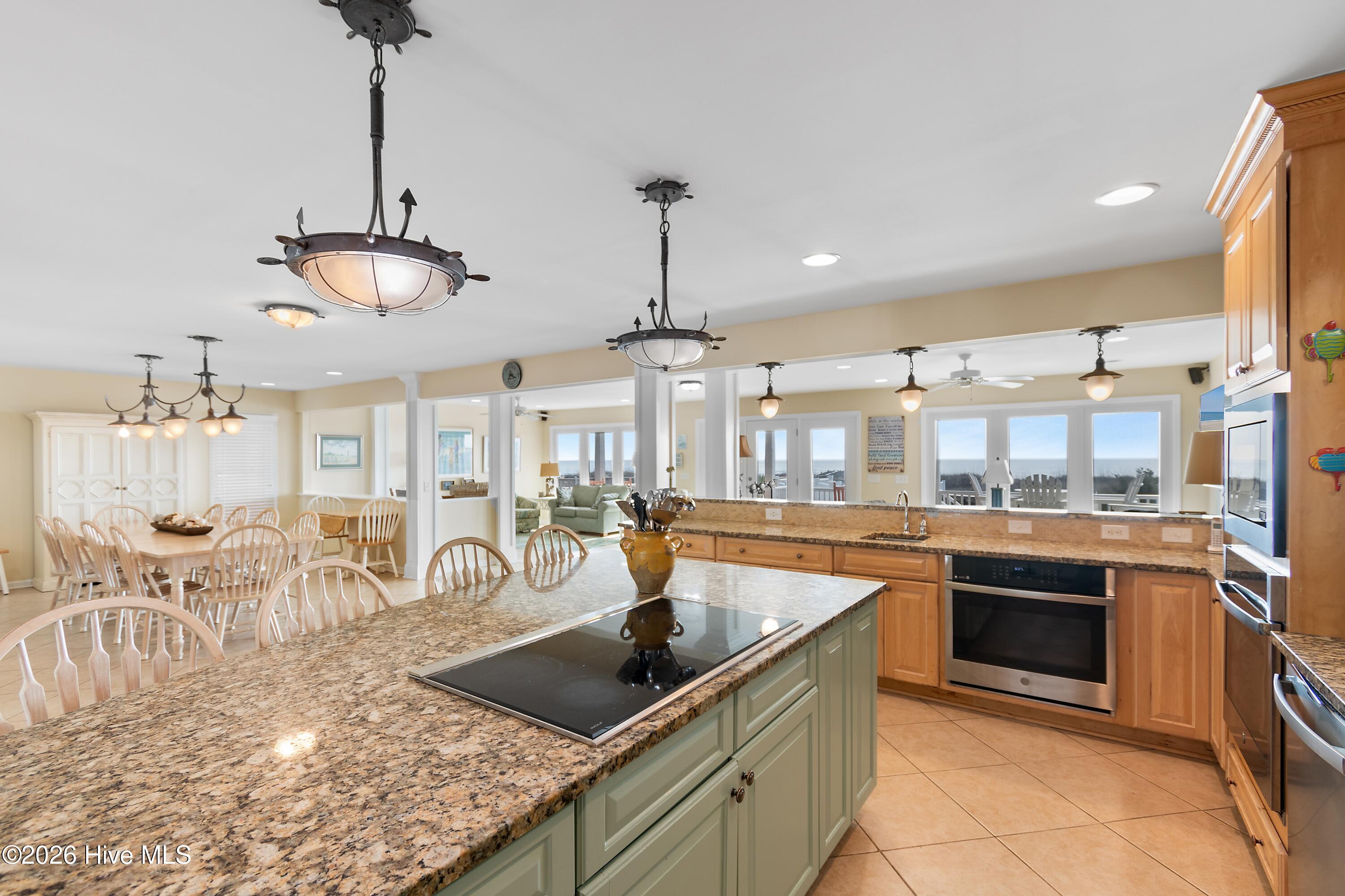 100548422 | Photo 12