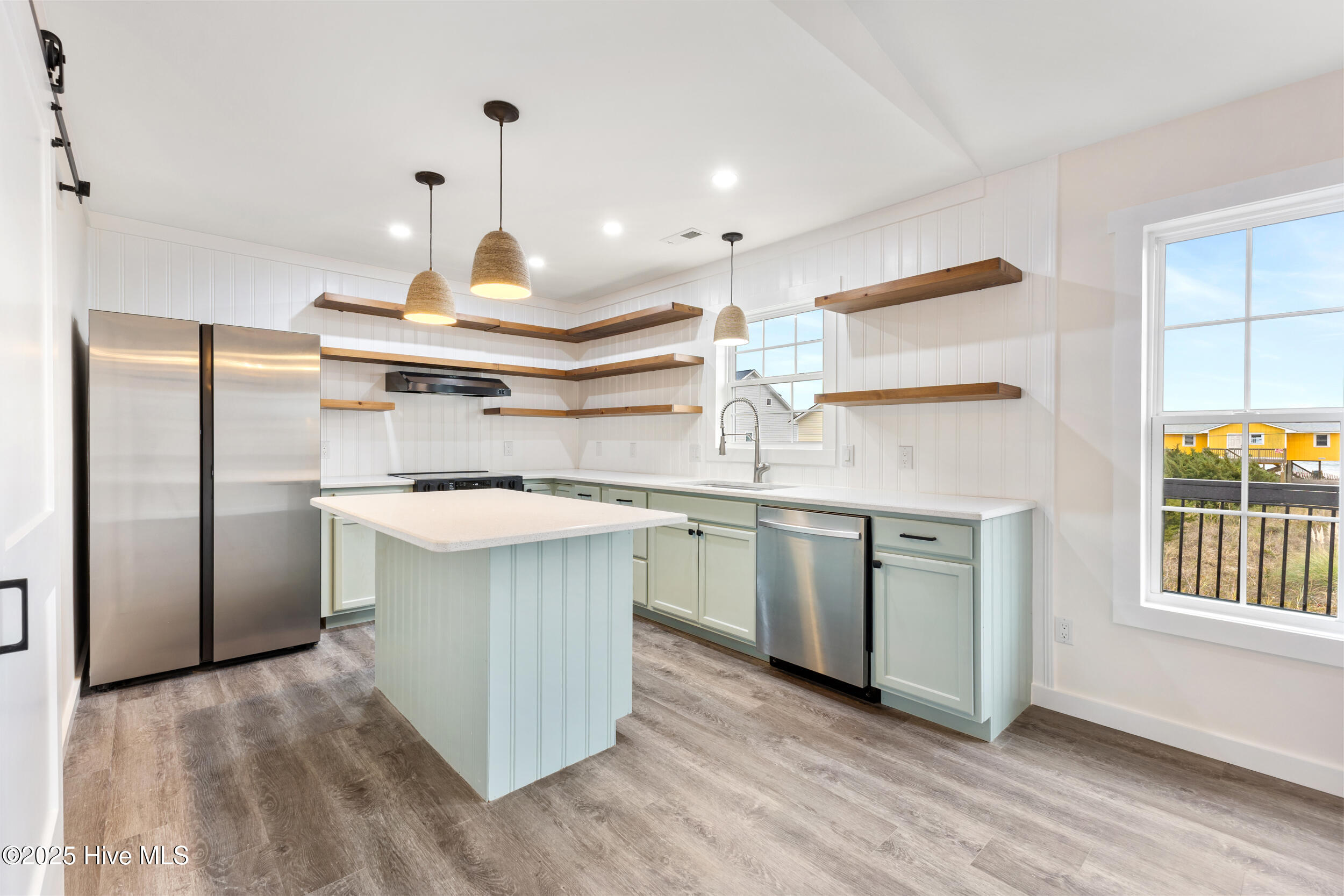 100542875 | Photo 11