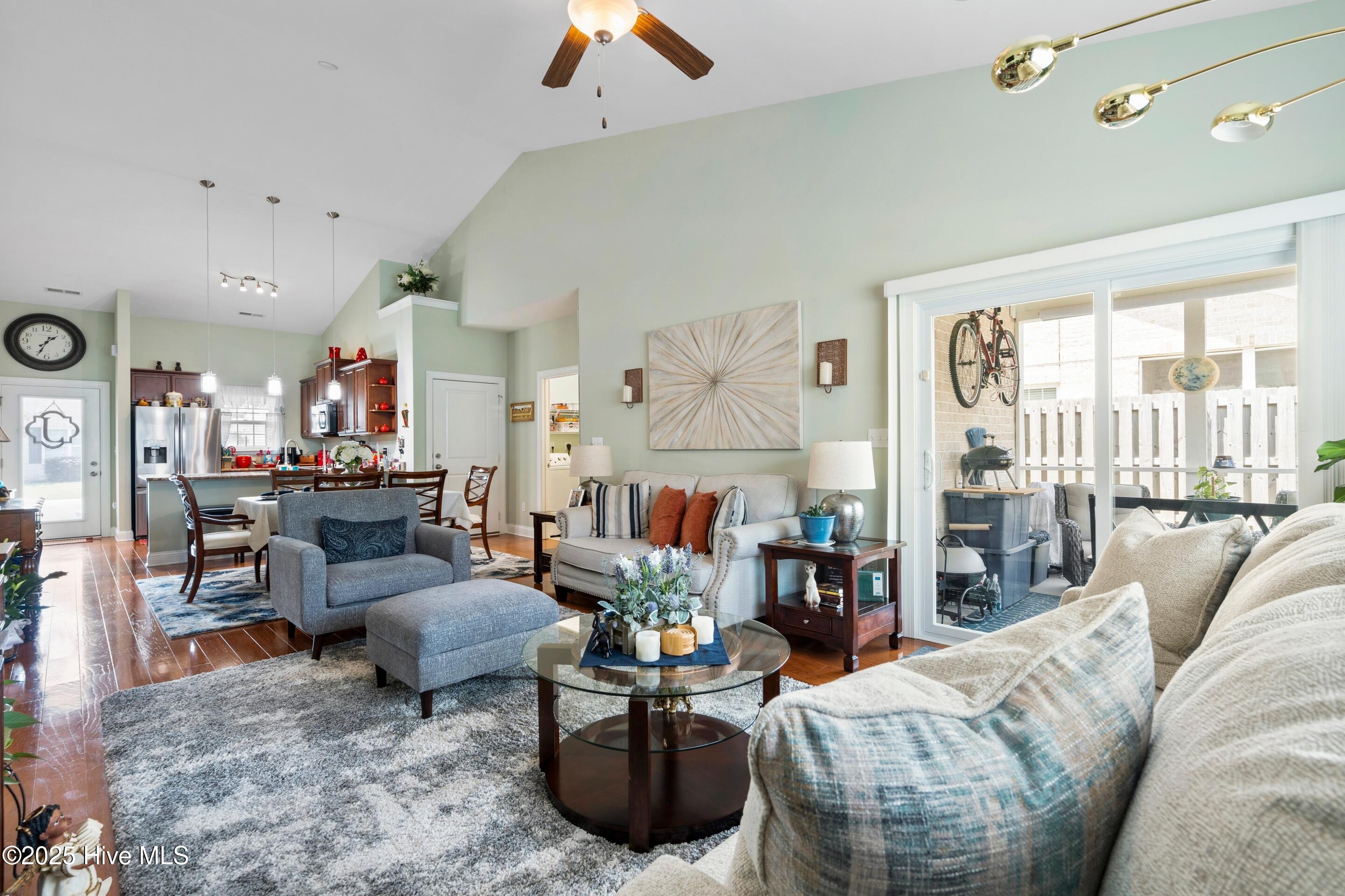 100512963 | Photo 19