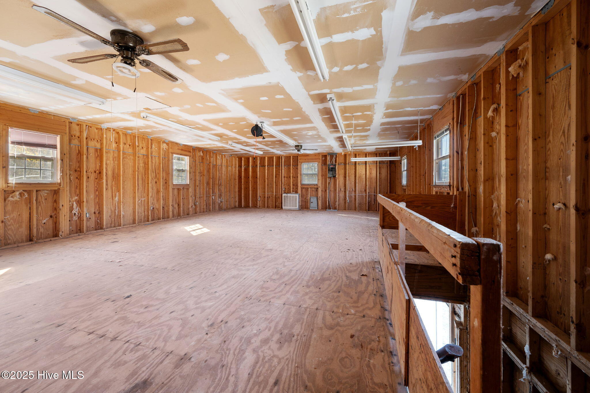 100543210 | Photo 34