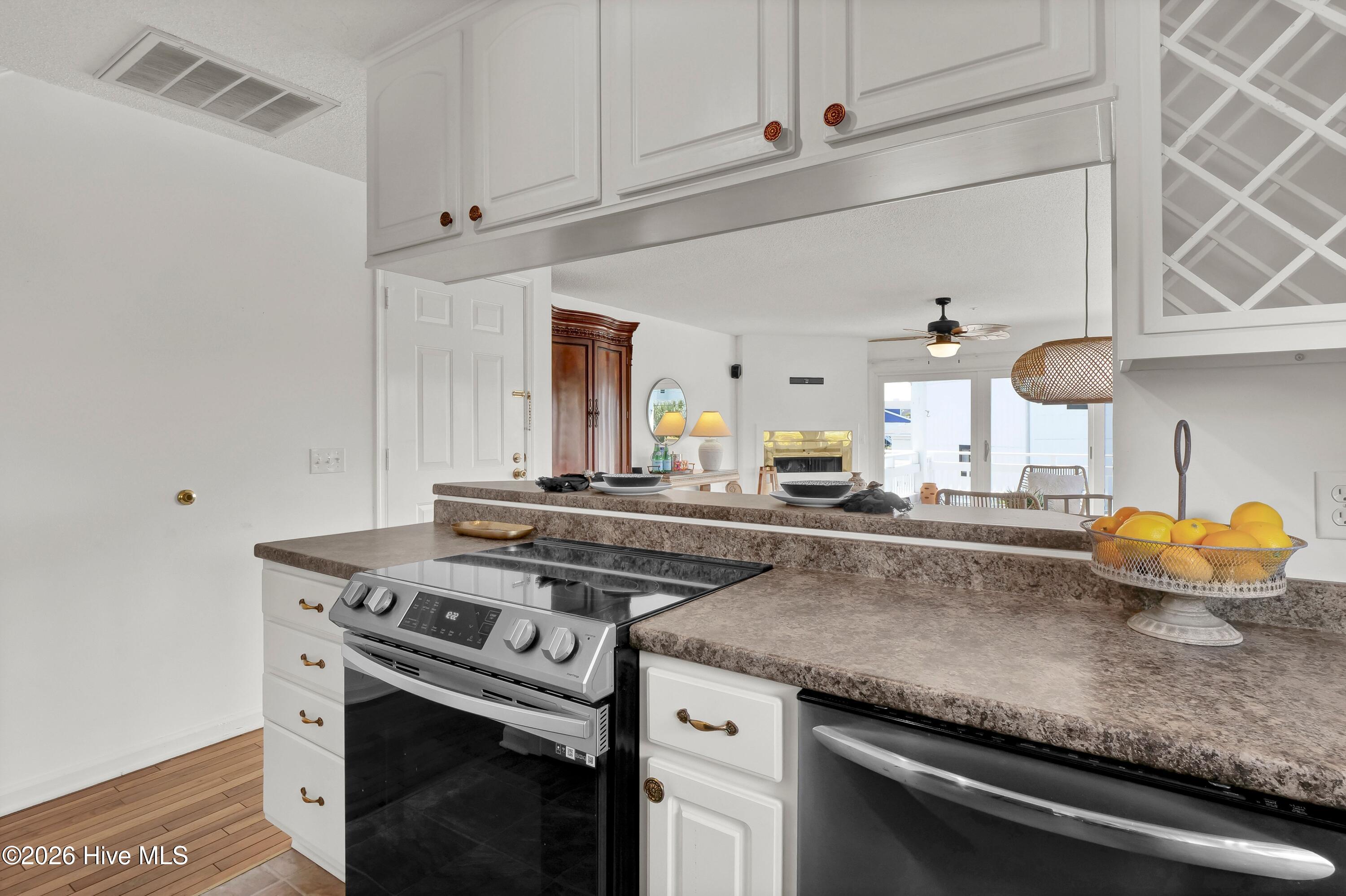 100561645 | Photo 20