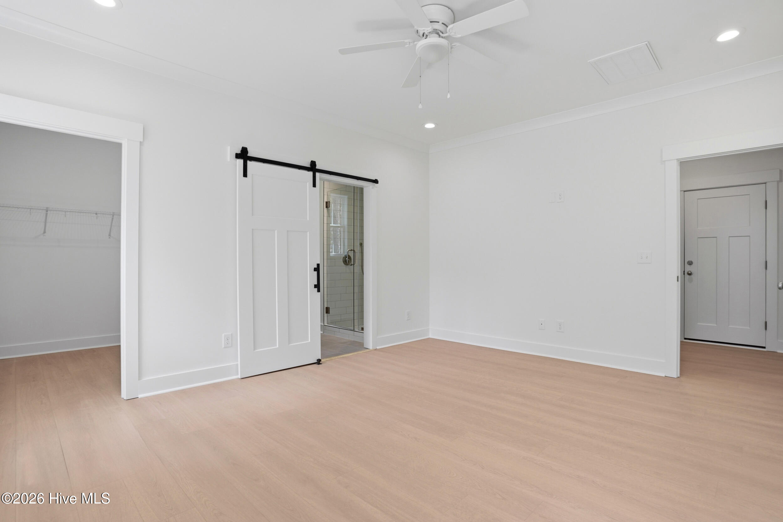 100556928 | Photo 11