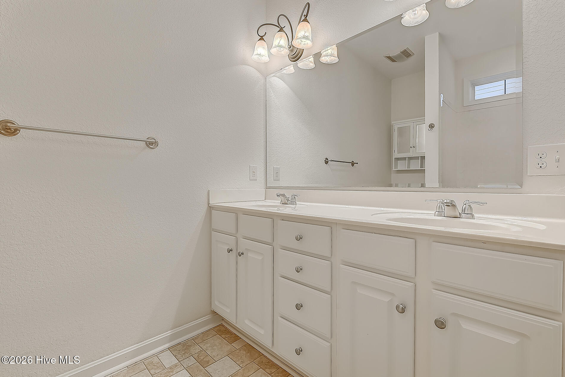 100563613 | Photo 12