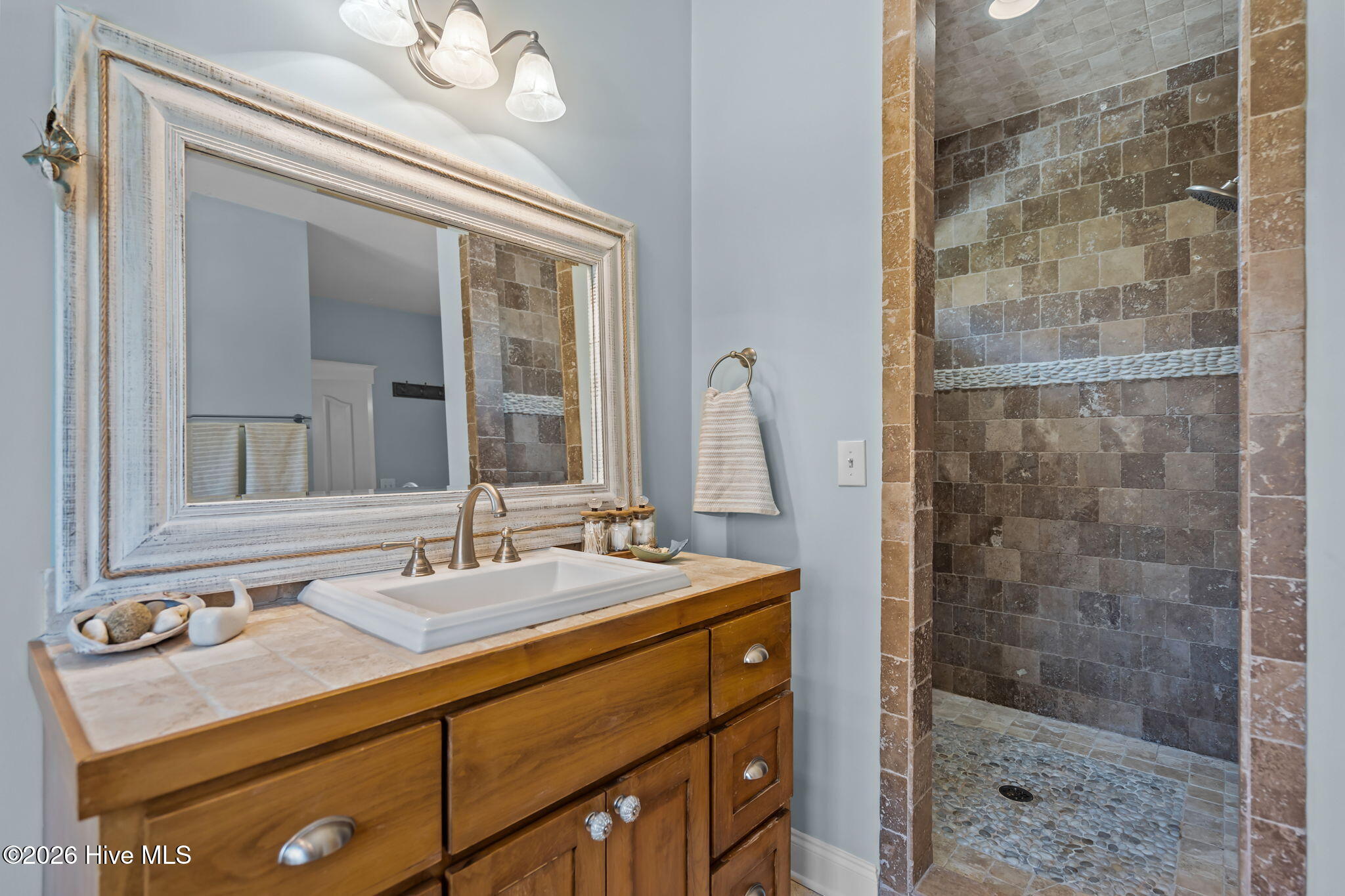 100555800 | Photo 42