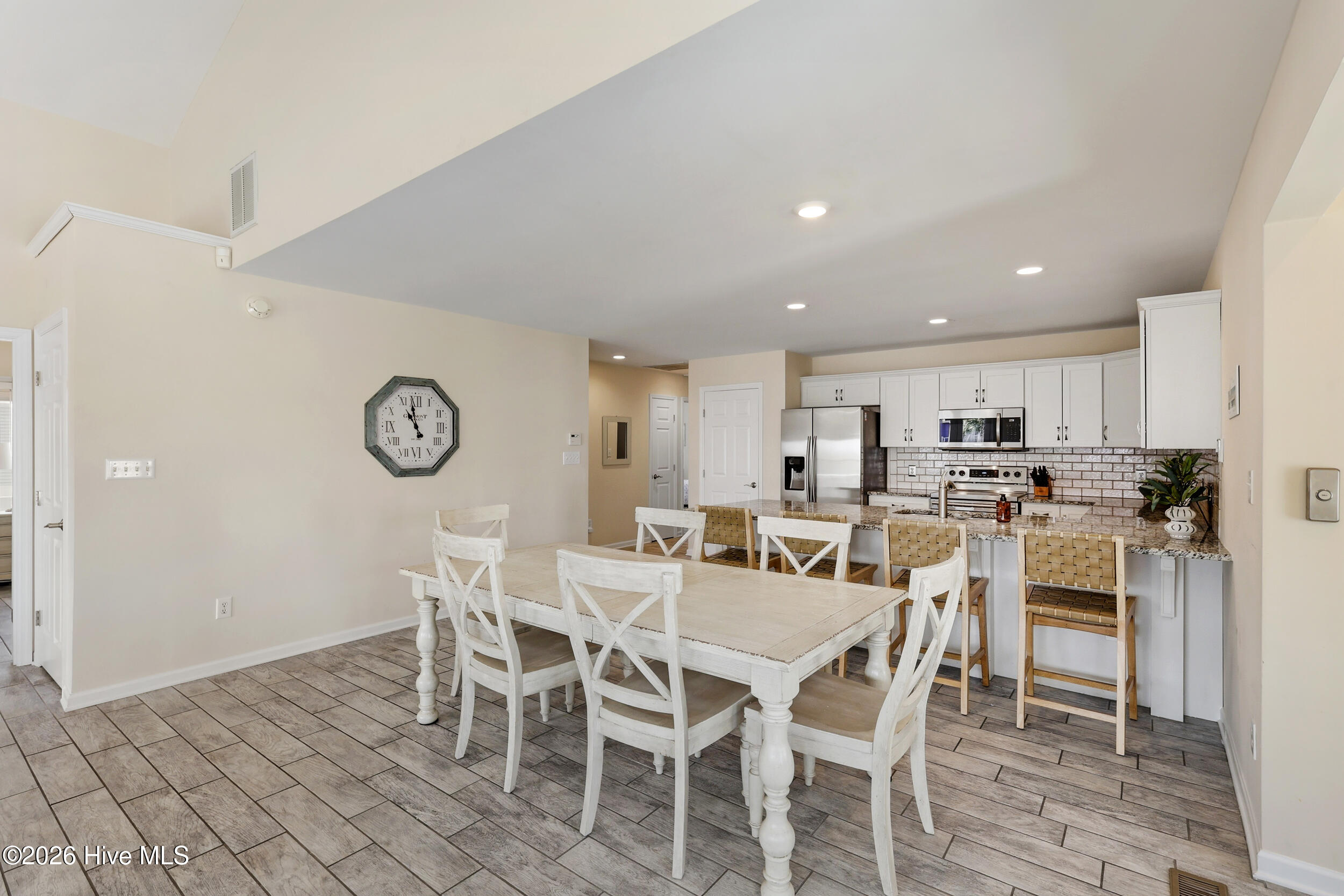 100561472 | Photo 16