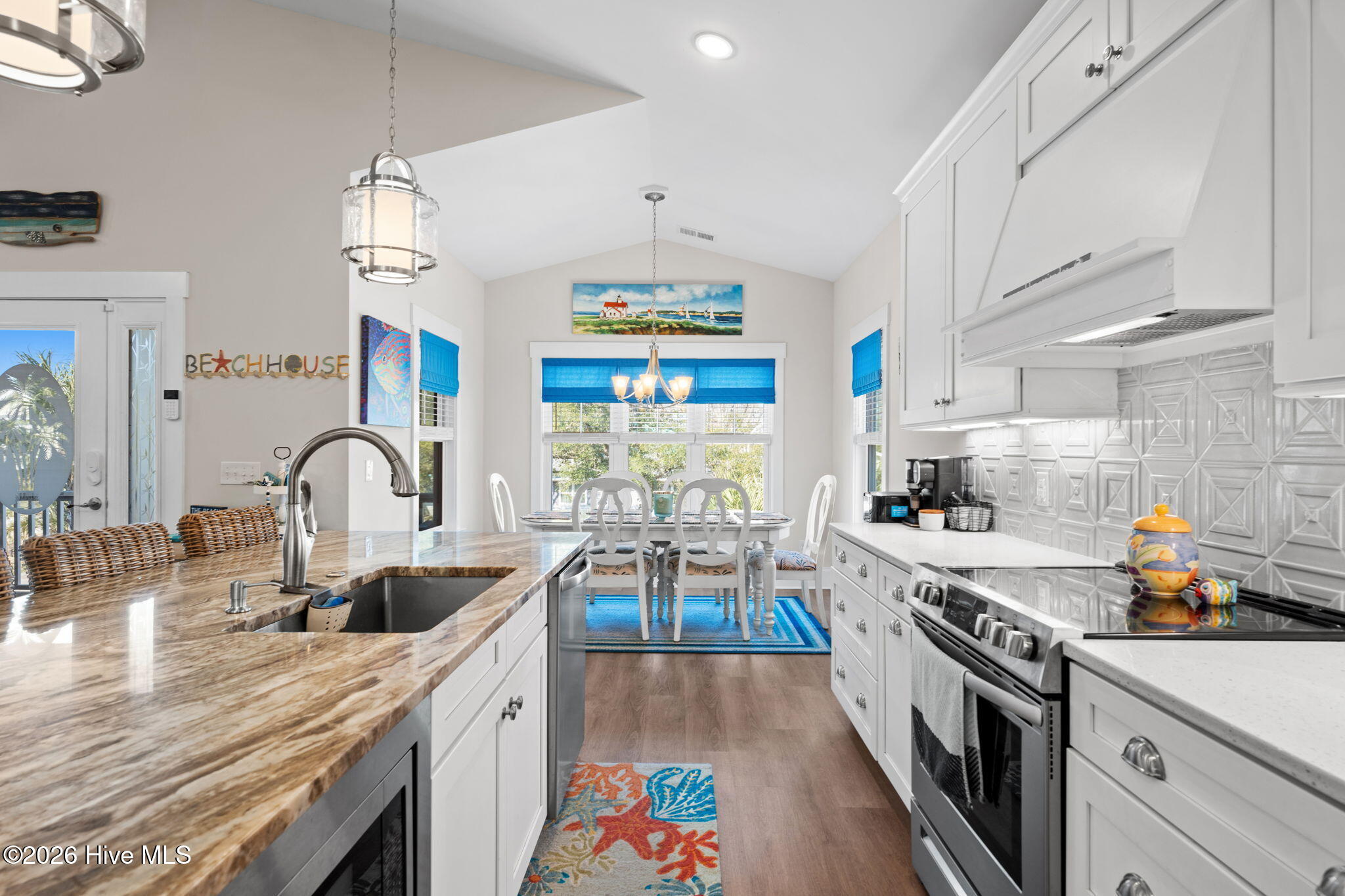 100563118 | Photo 11