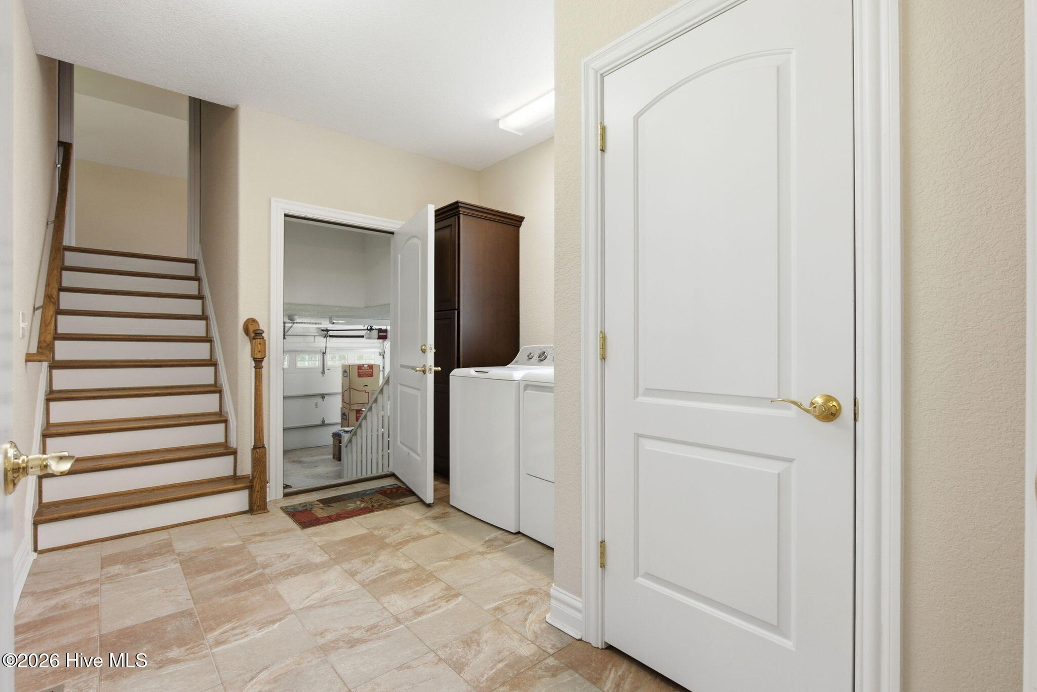 Mud/laundry room, stairs to FROG