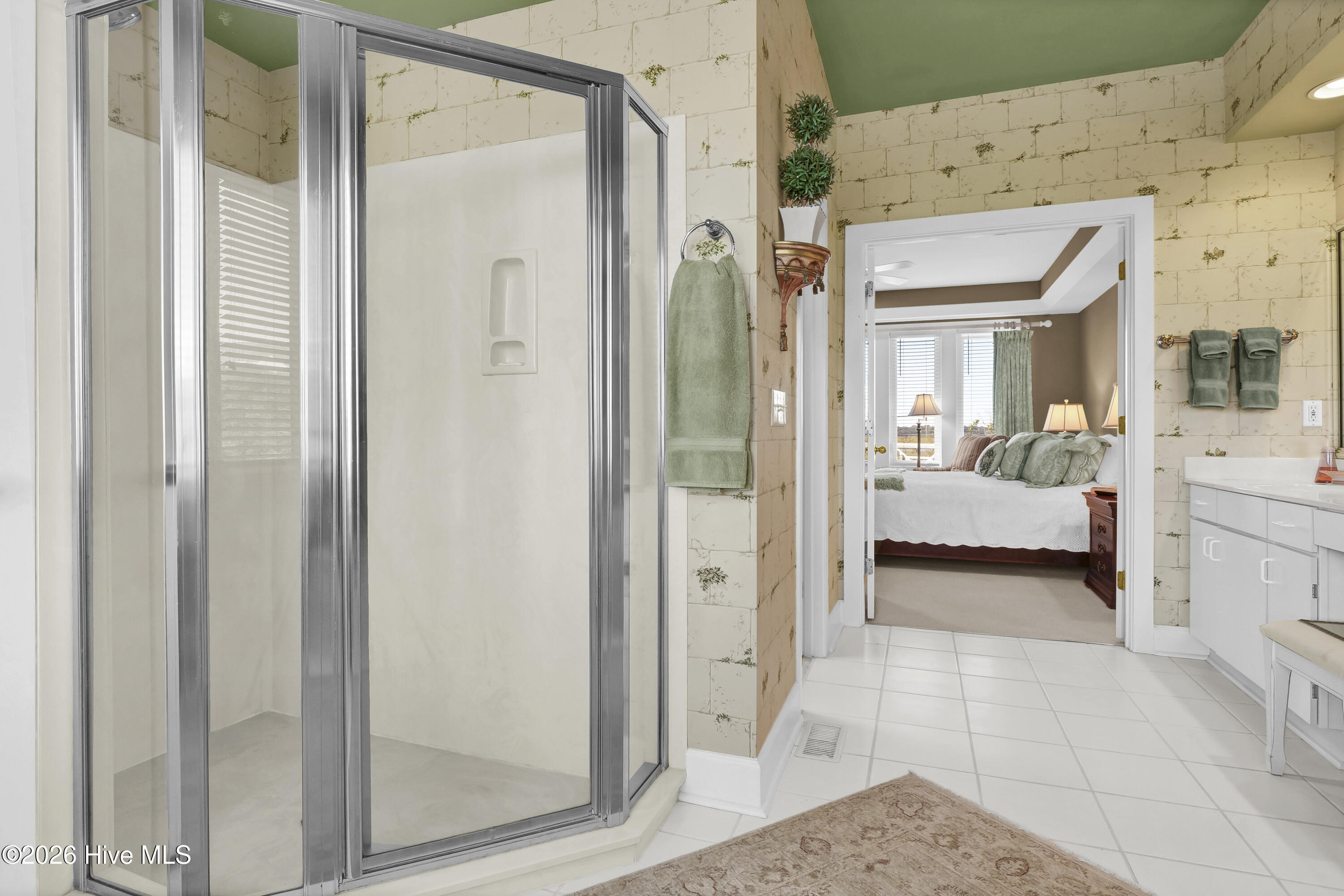 100566982 | Photo 25