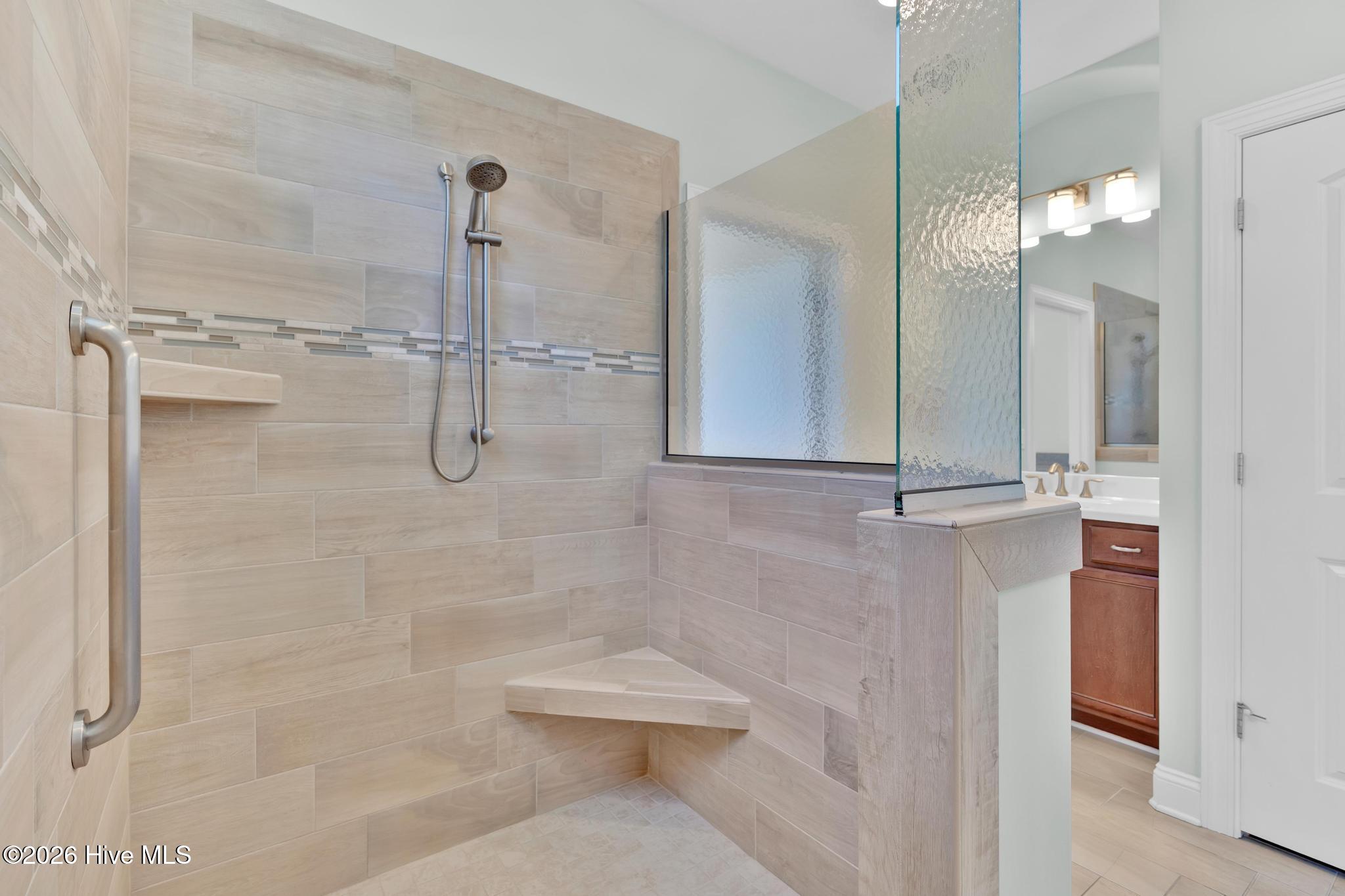 100569949 | Photo 27